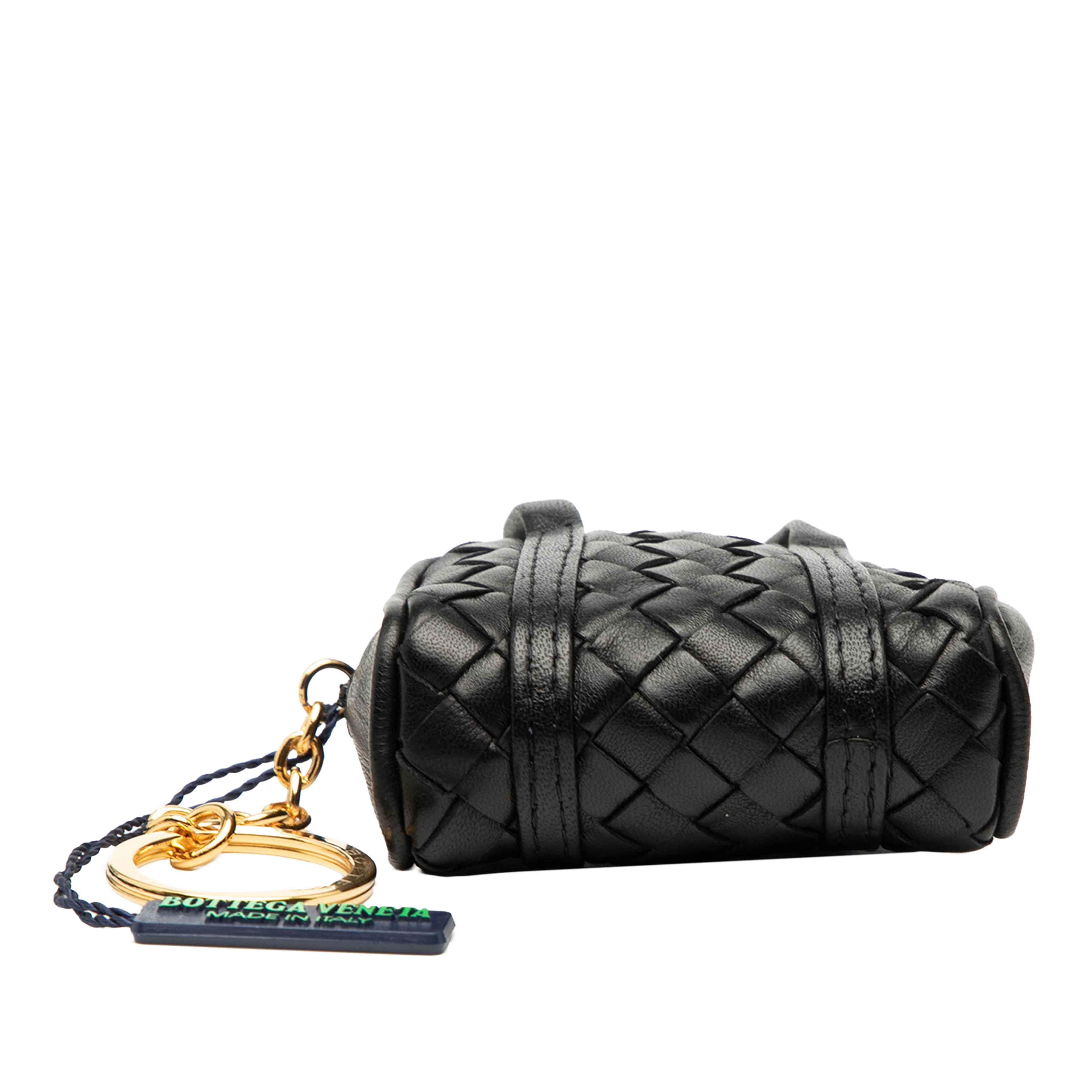 Bottega Veneta Nappa Intrecciato Pouch Key Holder And Bag Charm, från Luxclusif, i färgen black. Klicka för att öppna bilden i stort format