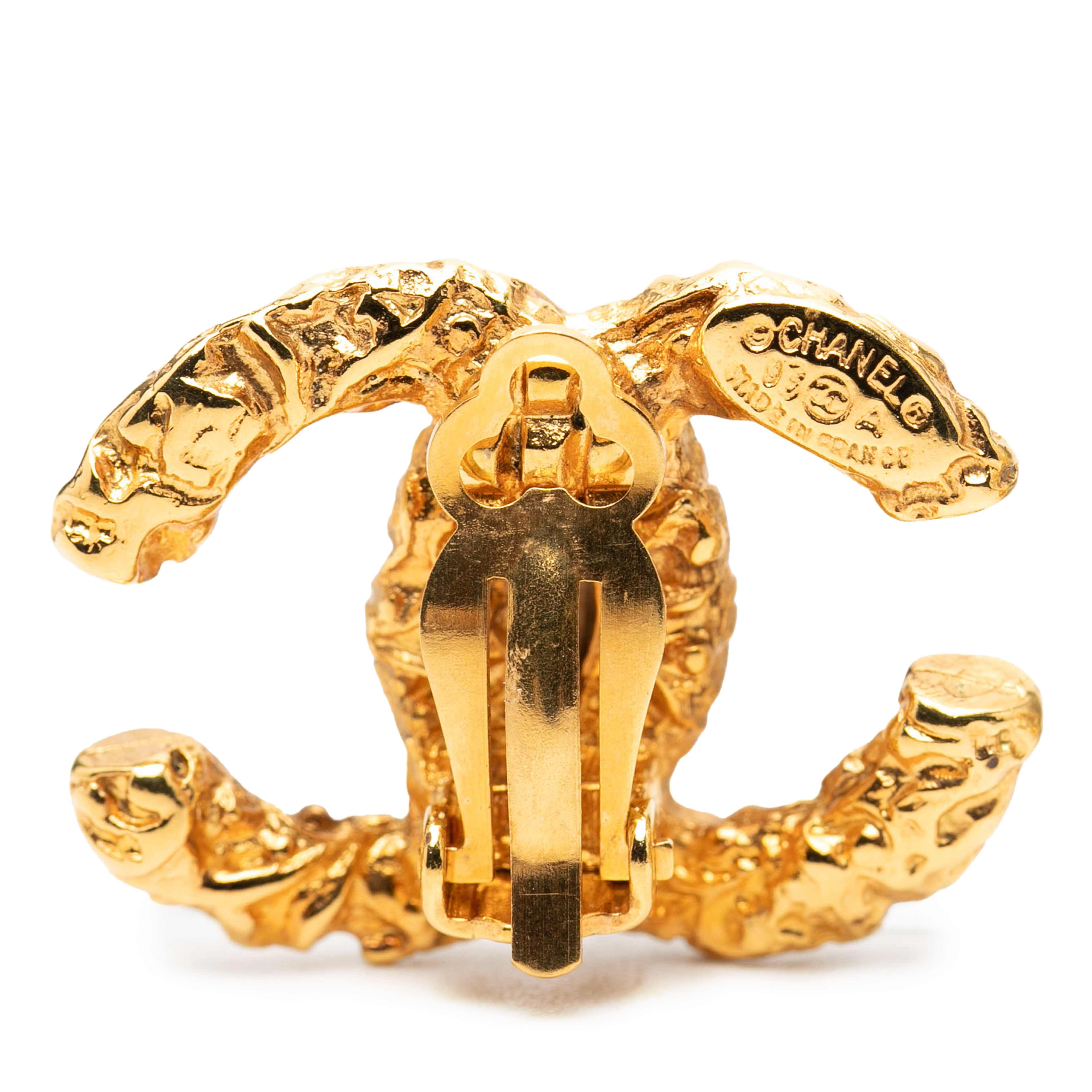 Chanel Cc Gold Plated Lava Clip On Earrings, från Luxclusif, i färgen guld. Klicka för att öppna bilden i stort format