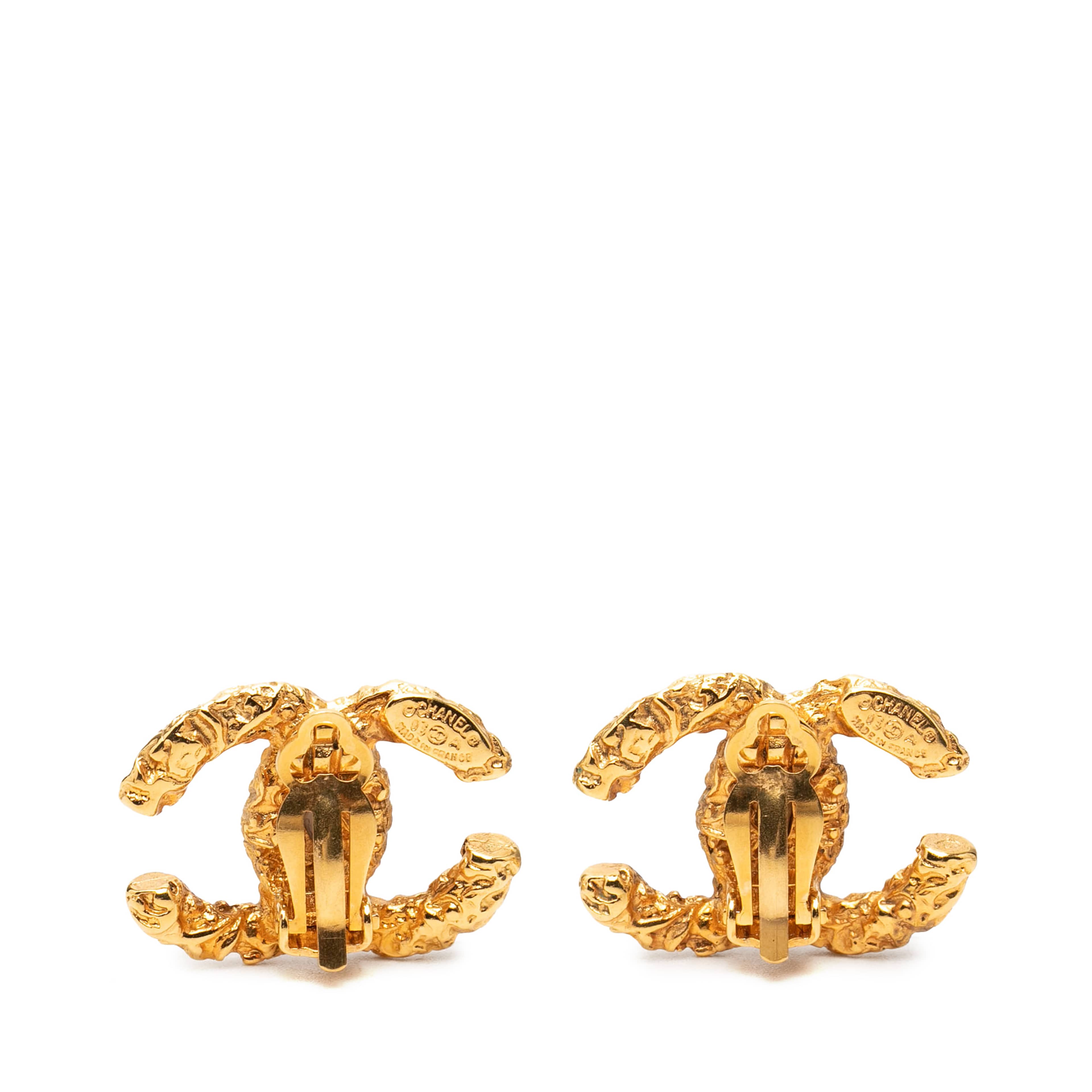 Chanel Cc Gold Plated Lava Clip On Earrings, från Luxclusif, i färgen gold. Klicka för att öppna bilden i stort format
