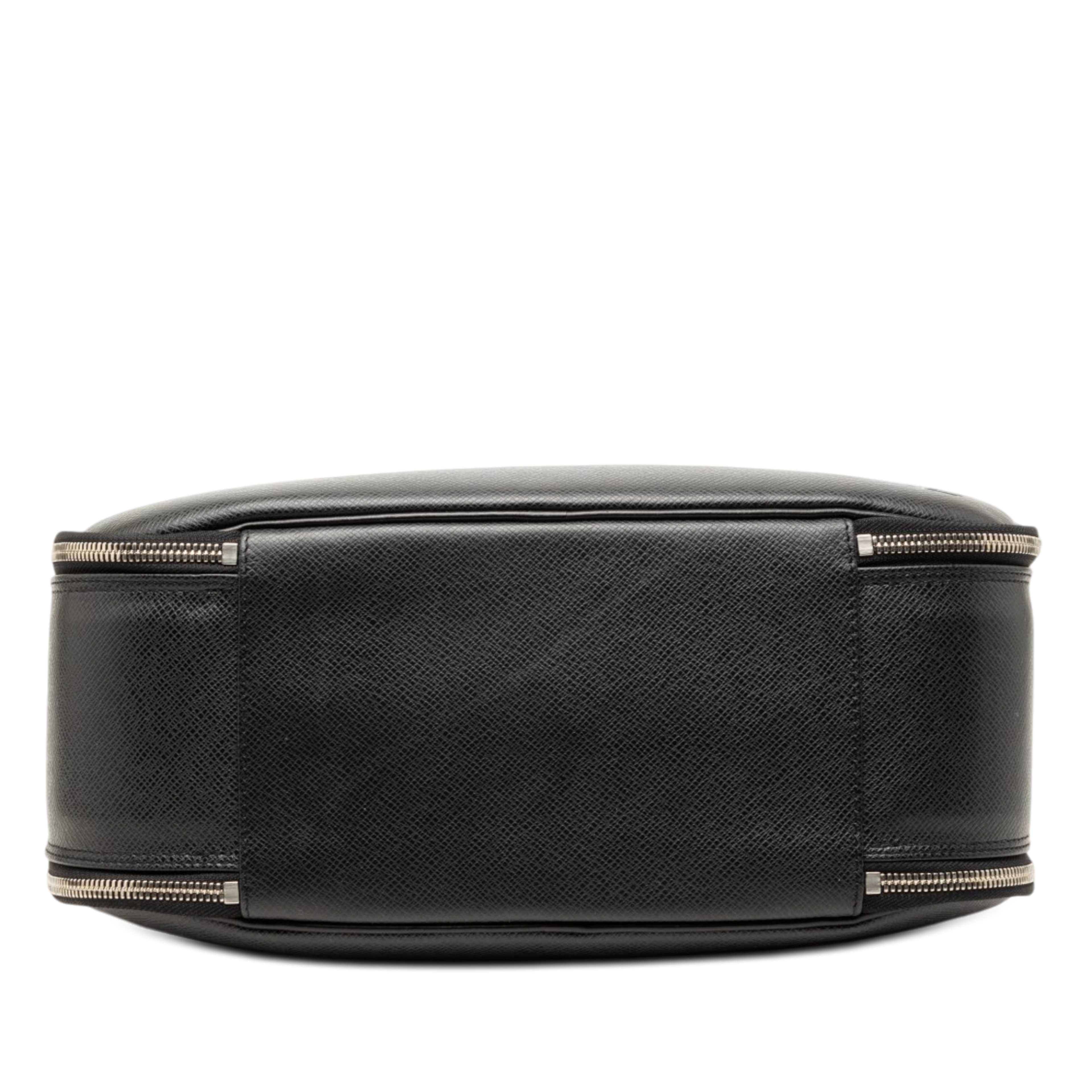 Louis Vuitton Taiga Tura, från Luxclusif, i färgen black. Klicka för att öppna bilden i stort format