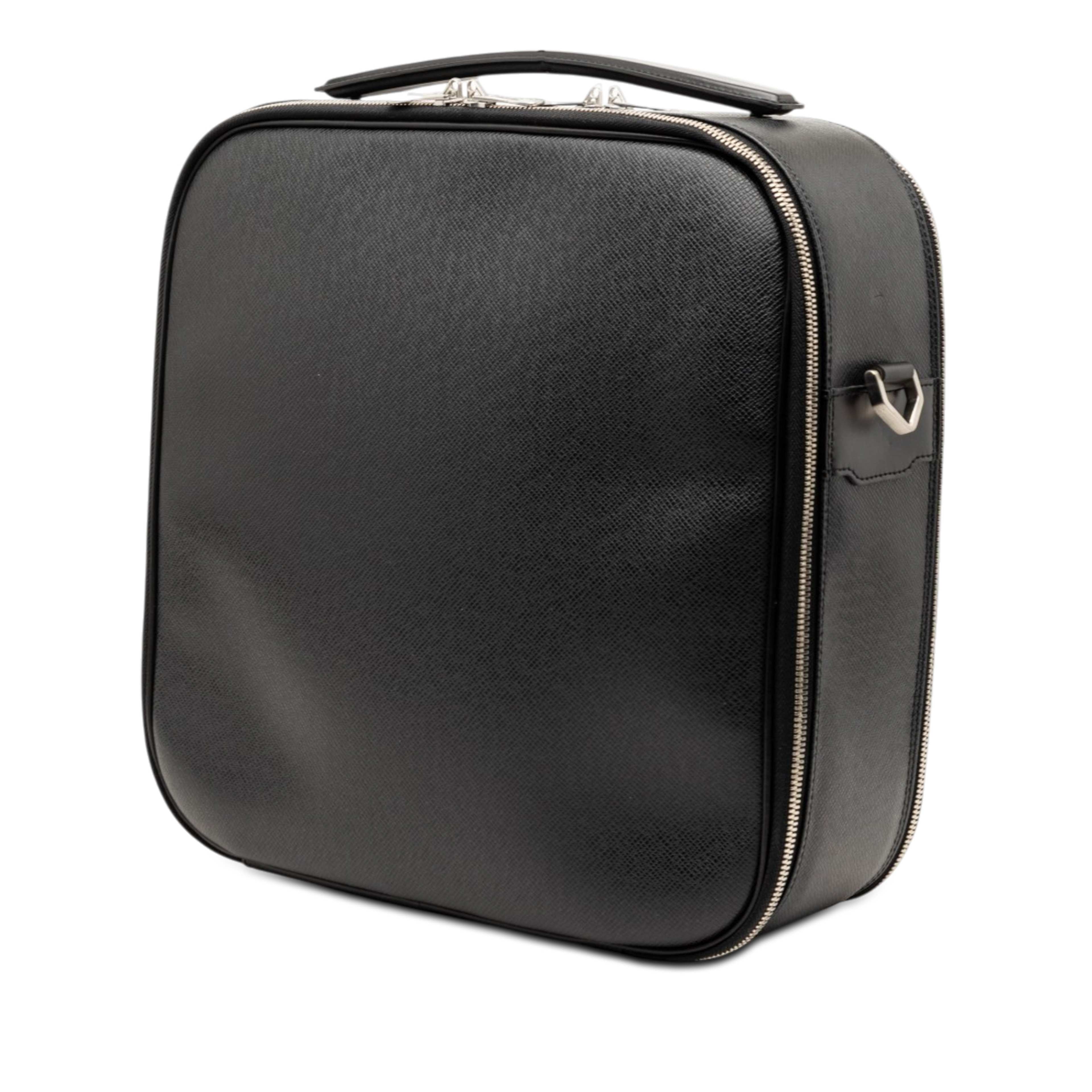 Louis Vuitton Taiga Tura, från Luxclusif, i färgen black. Klicka för att öppna bilden i stort format