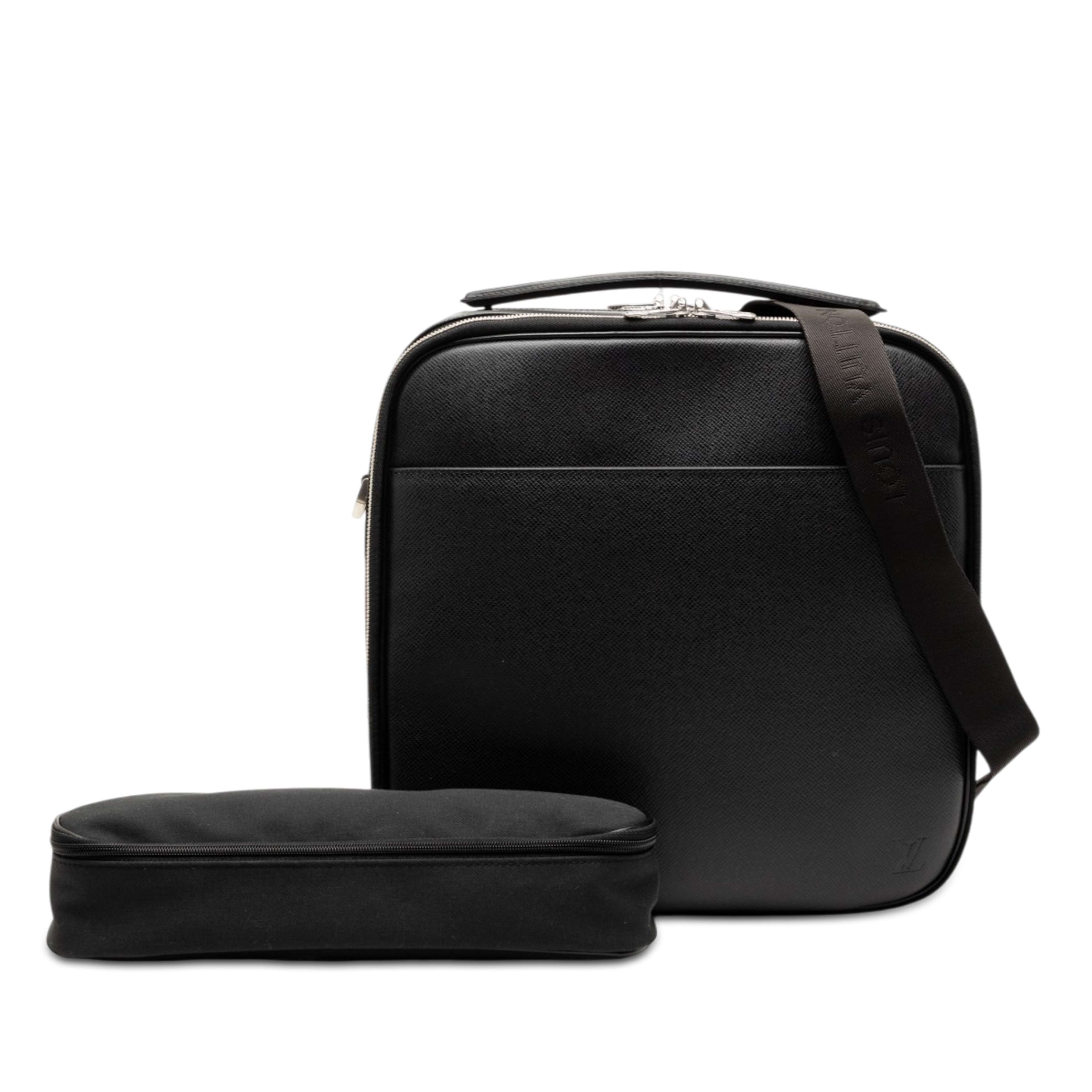 Louis Vuitton Taiga Tura, från Luxclusif, i färgen svart. Klicka för att öppna bilden i stort format