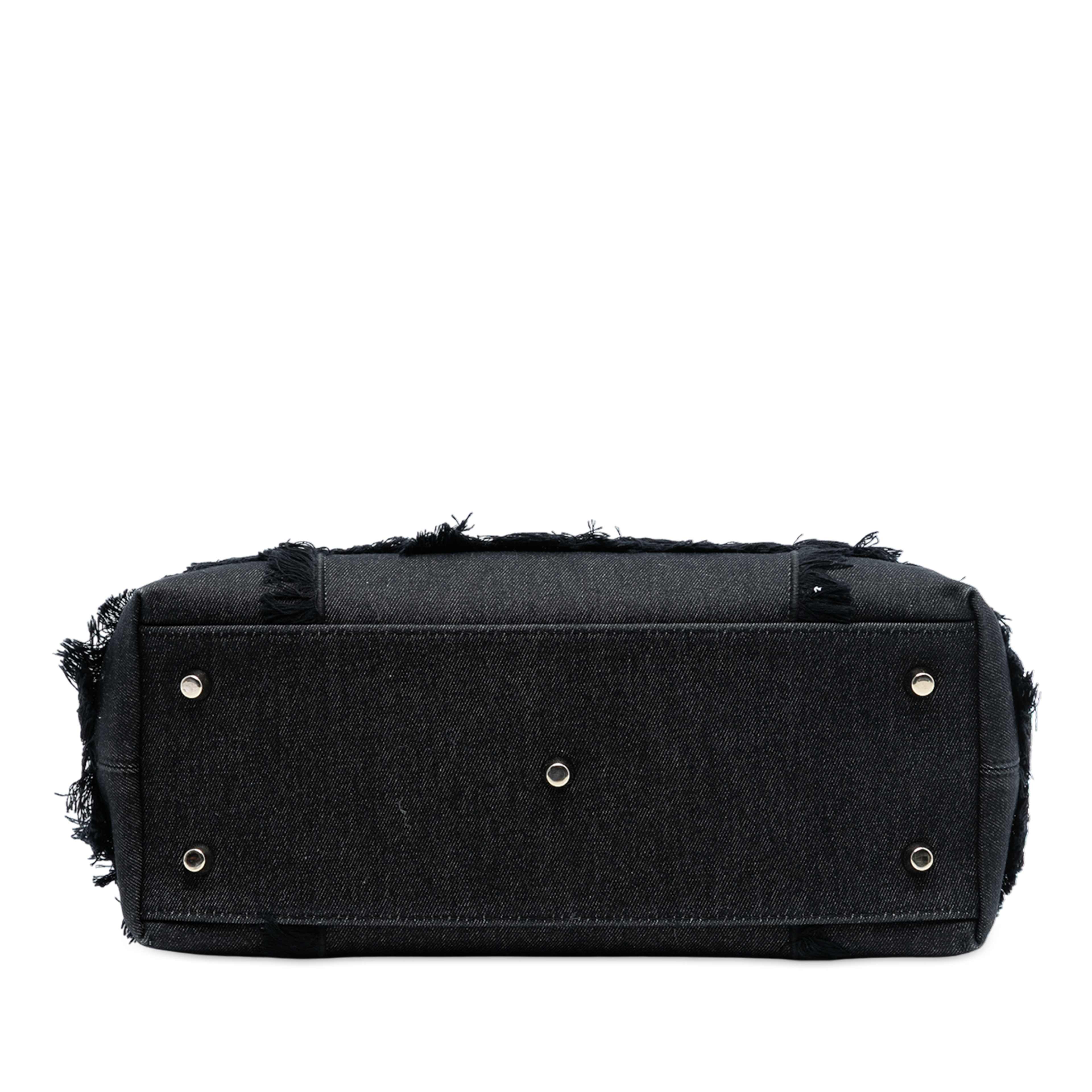 Dior Denim Patch D Light Satchel, från Luxclusif, i färgen svart. Klicka för att öppna bilden i stort format
