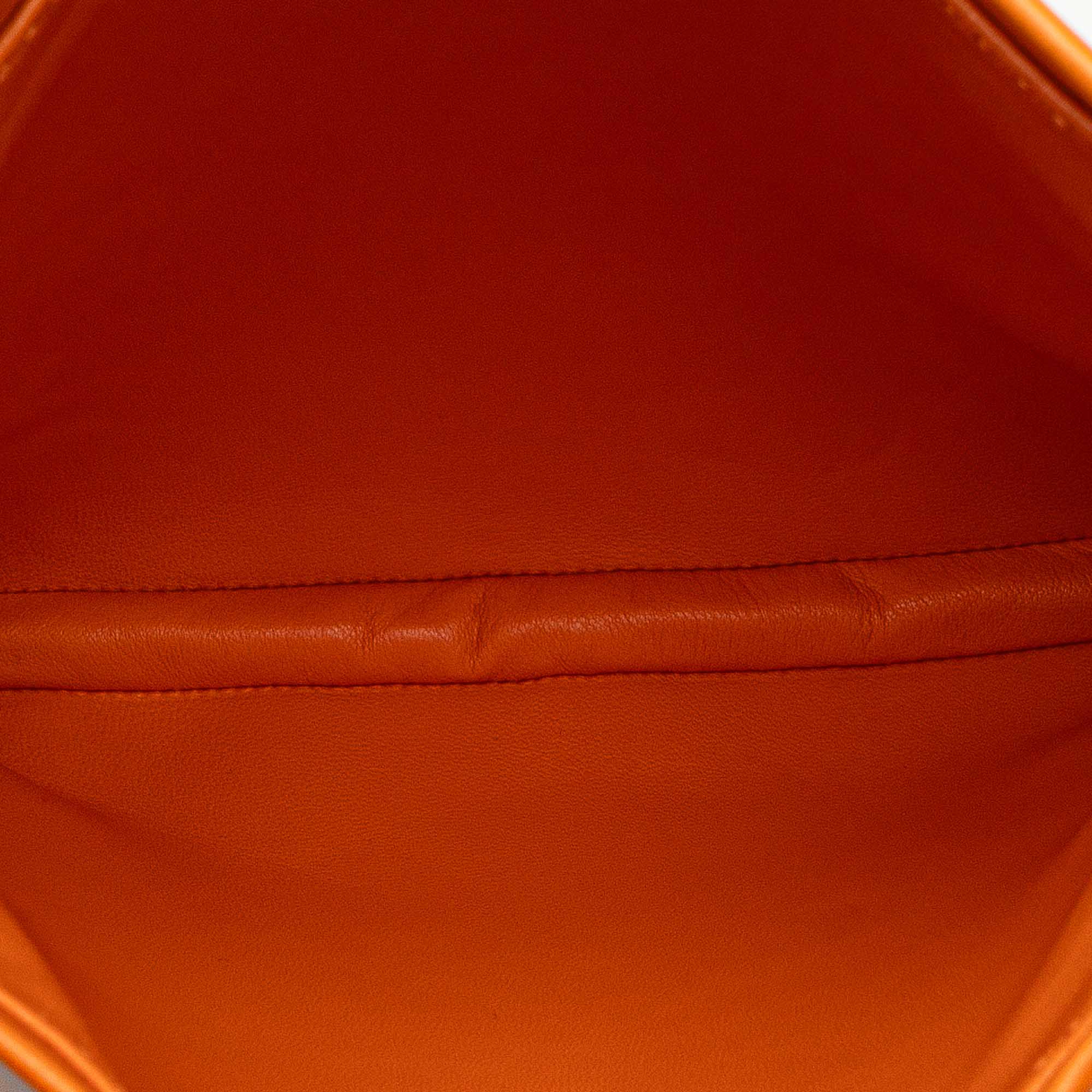 Hermès Milo Clou De Selle Crossbody, från Luxclusif, i färgen orange. Klicka för att öppna bilden i stort format