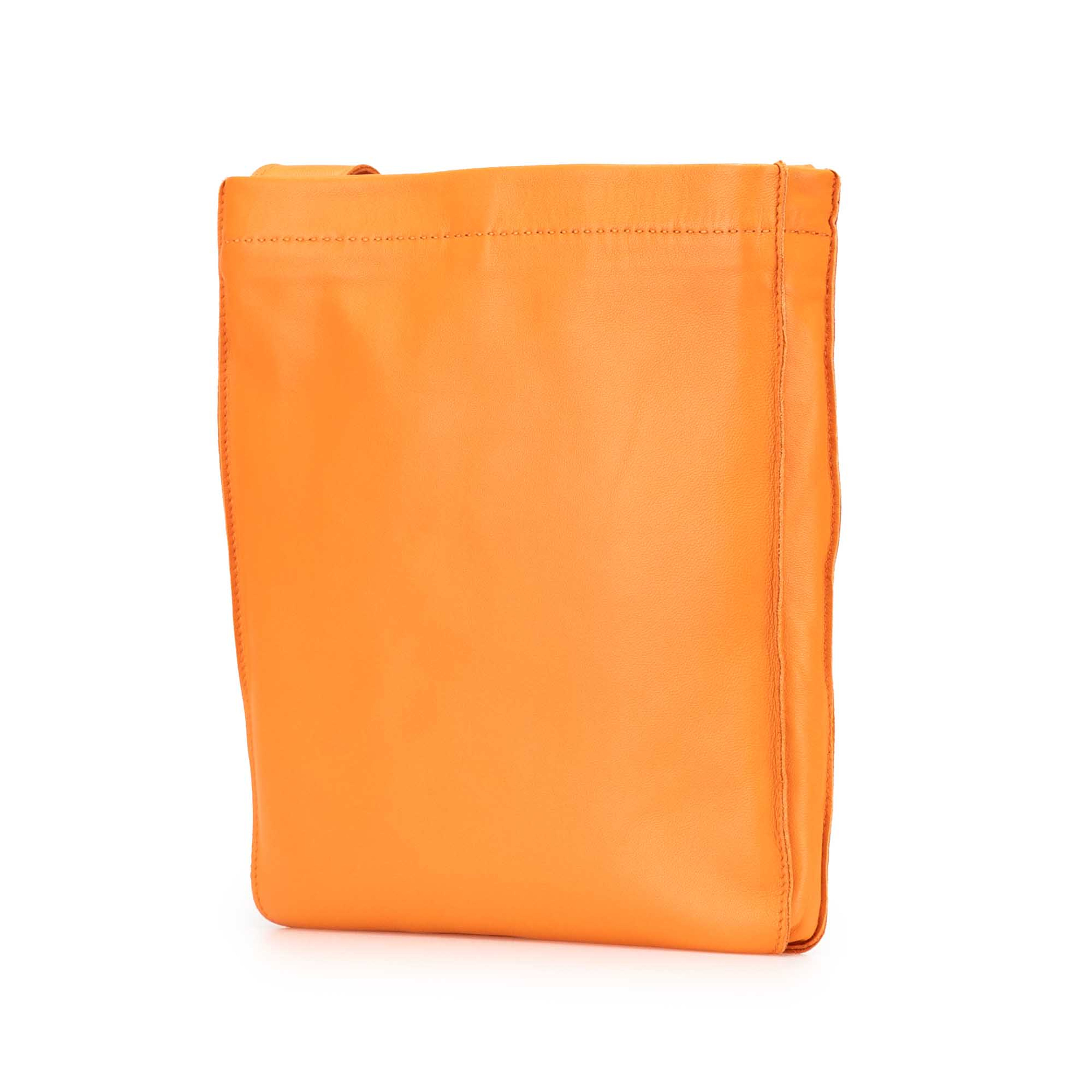 Hermès Milo Clou De Selle Crossbody, från Luxclusif, i färgen orange. Klicka för att öppna bilden i stort format