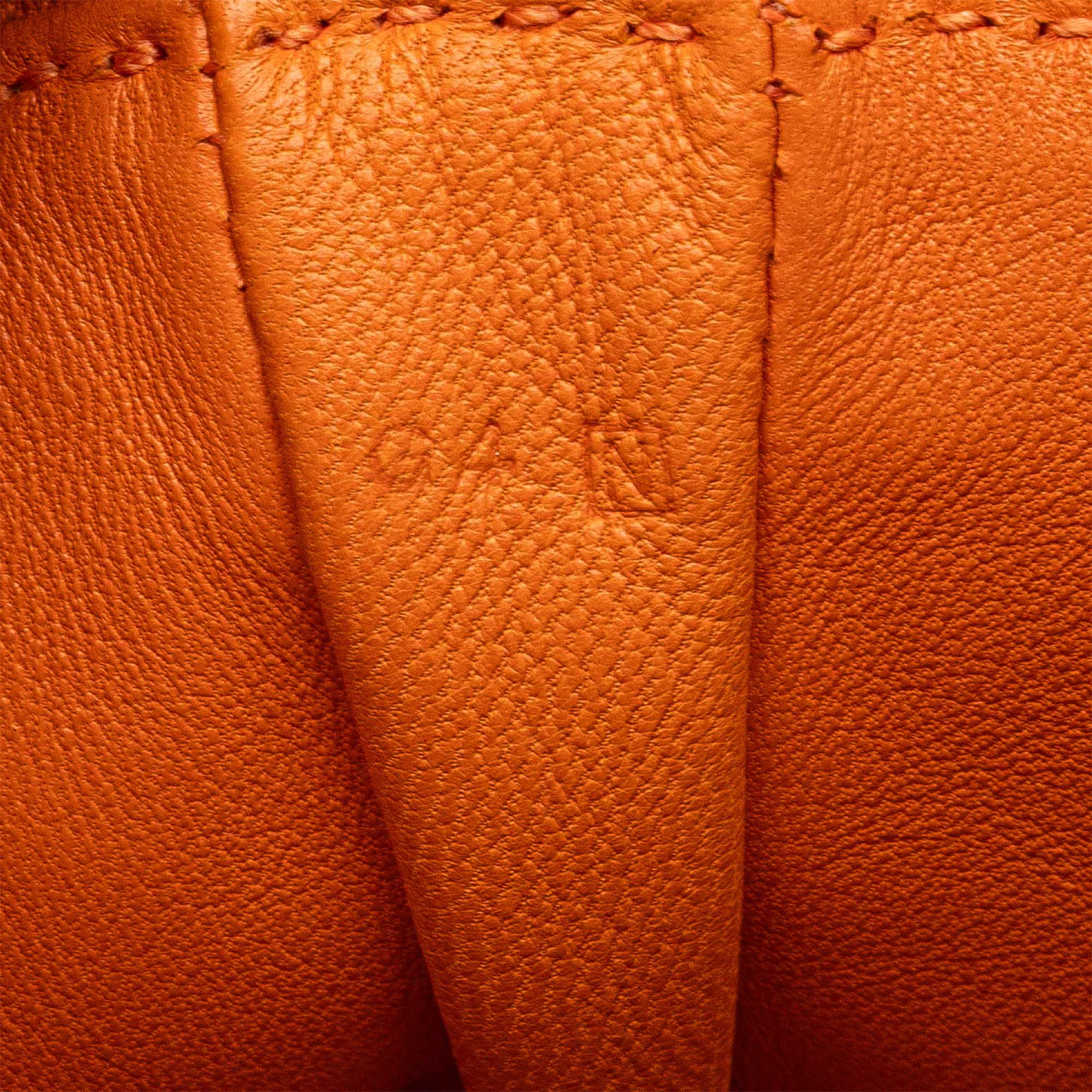 Hermès Milo Clou De Selle Crossbody, från Luxclusif, i färgen orange. Klicka för att öppna bilden i stort format