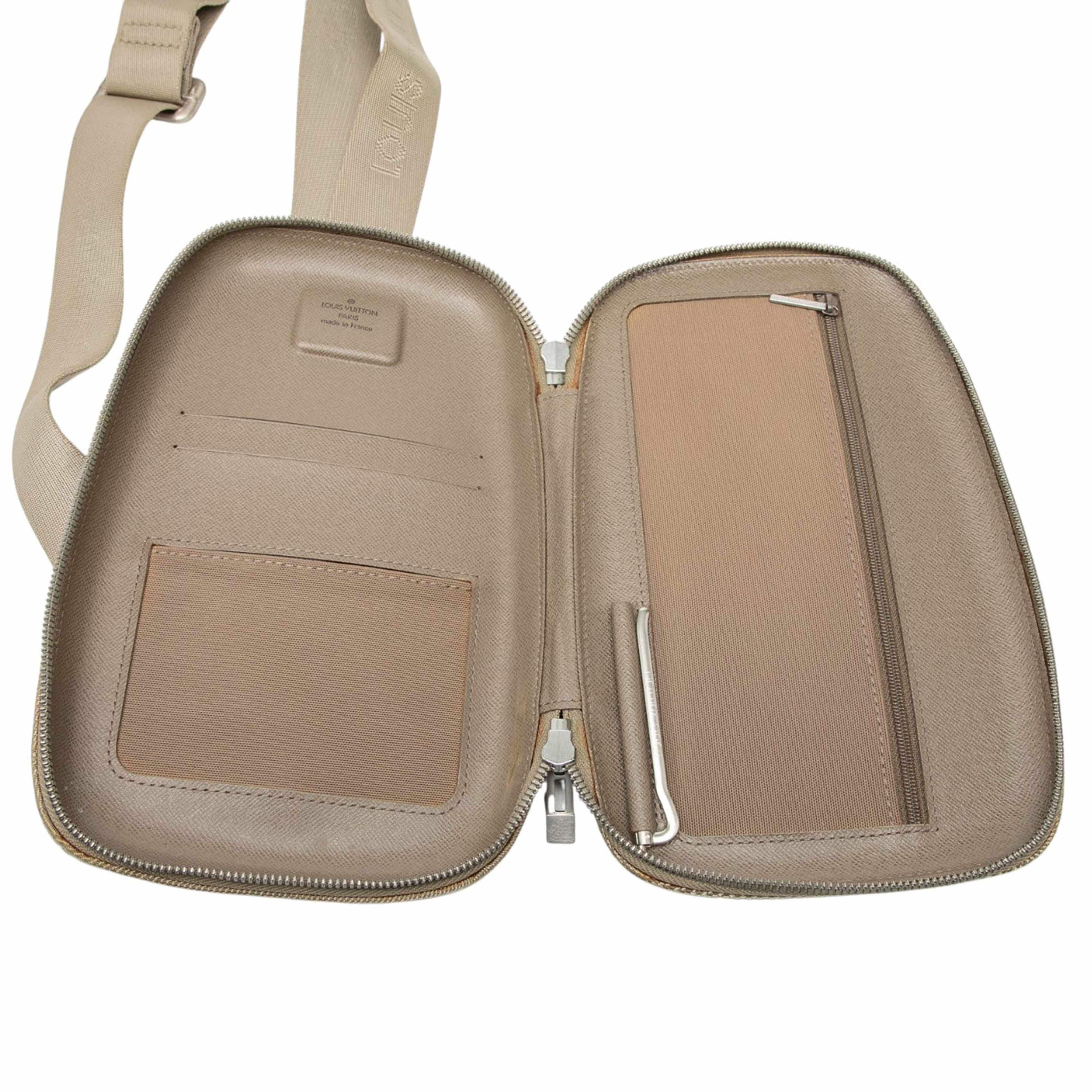 Louis Vuitton Damier Geant Mage, från Luxclusif, i färgen beige. Klicka för att öppna bilden i stort format