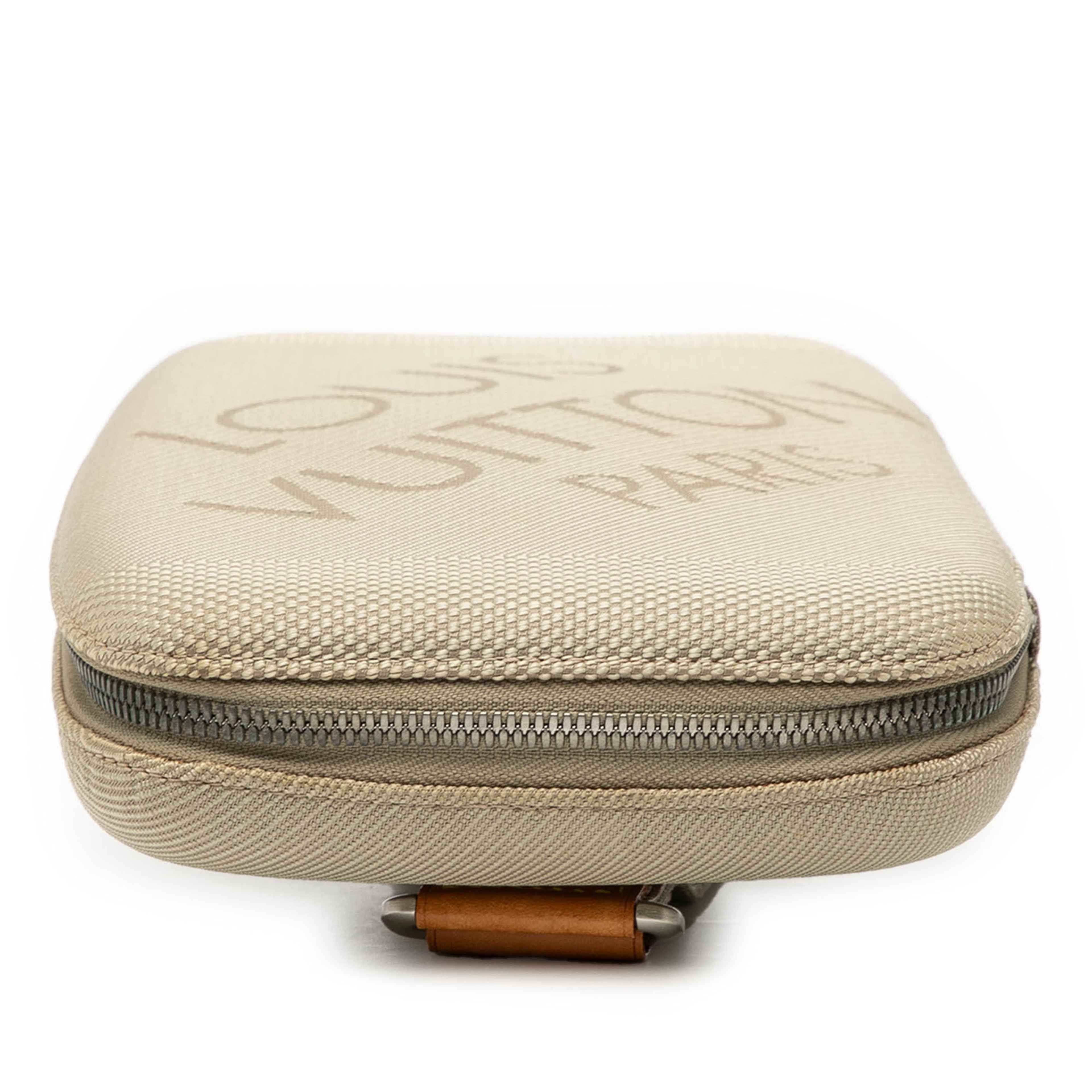 Louis Vuitton Damier Geant Mage, från Luxclusif, i färgen beige. Klicka för att öppna bilden i stort format