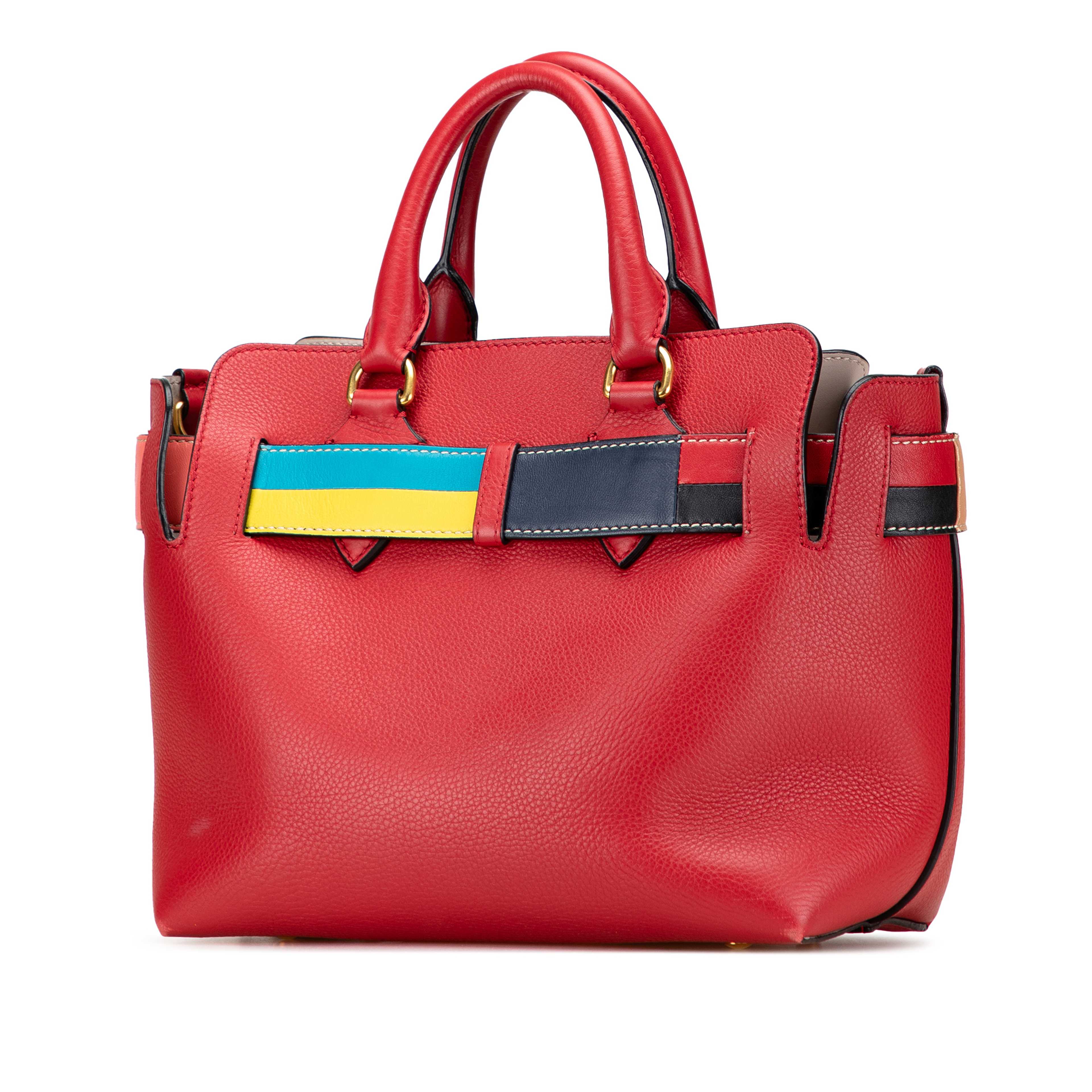 Burberry Small Grained Calfskin Belt Satchel, från Luxclusif, i färgen red. Klicka för att öppna bilden i stort format