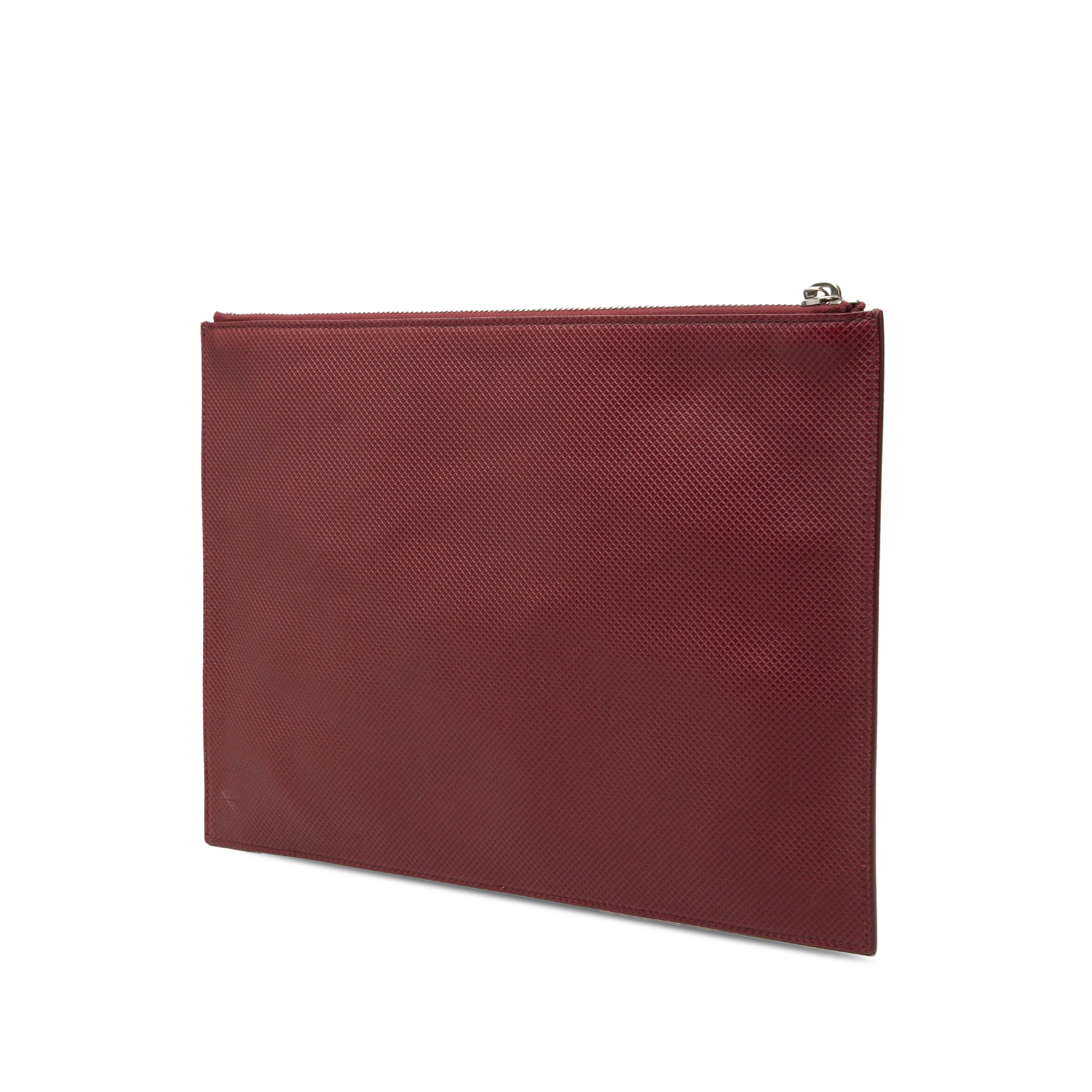 Bottega Veneta Textured Calfskin Marco Polo Clutch, från Luxclusif, i färgen röd. Klicka för att öppna bilden i stort format