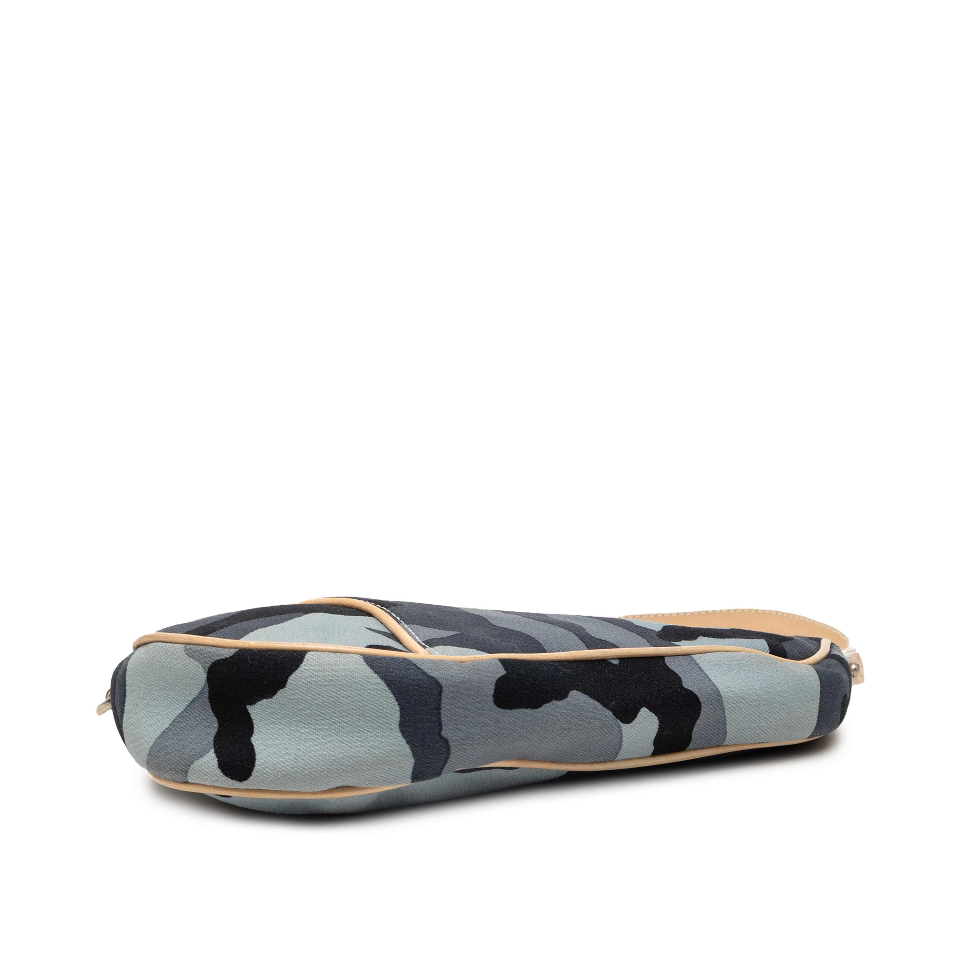Dior Mini Canvas Camouflage Saddle Pochette, från Luxclusif, i färgen blue. Klicka för att öppna bilden i stort format