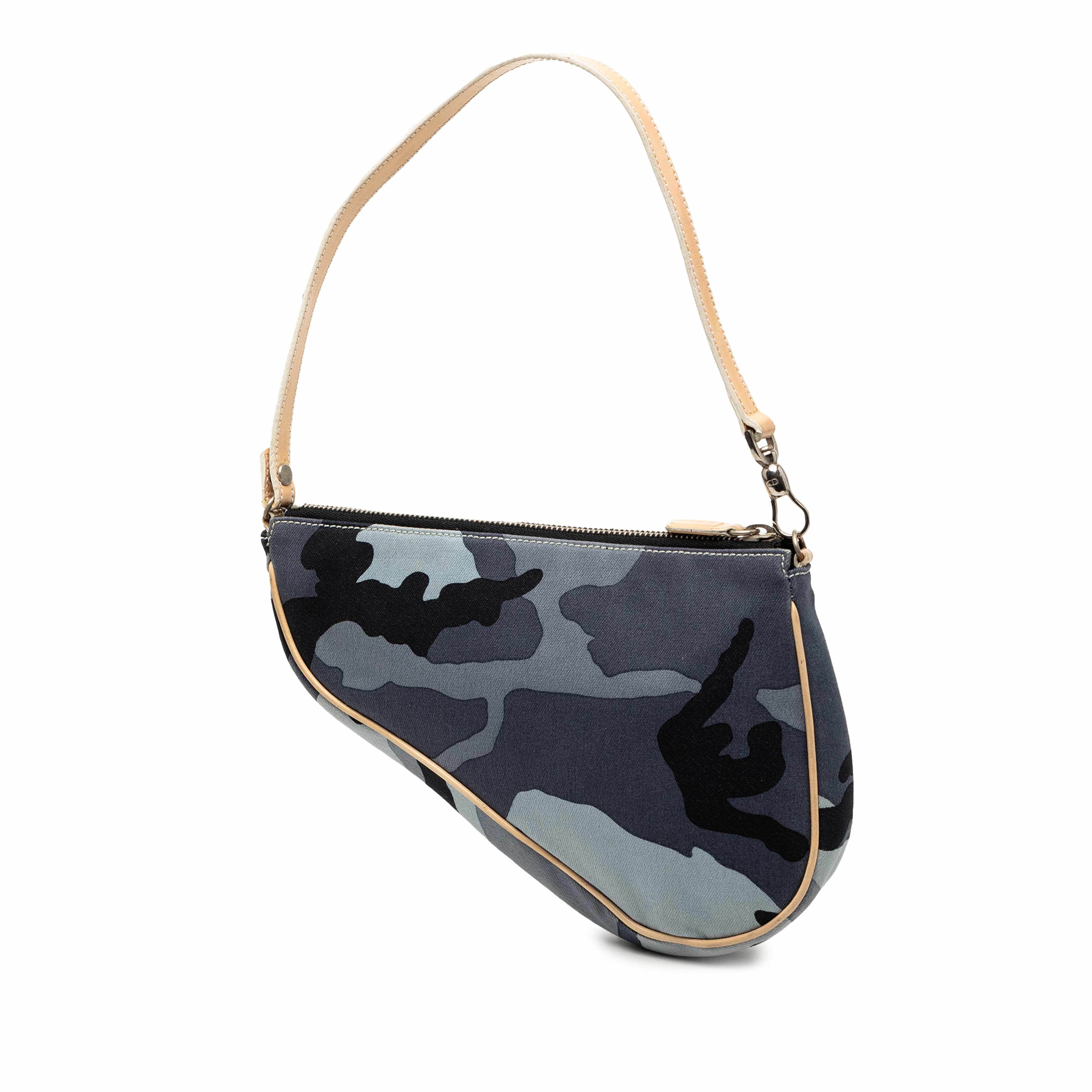 Dior Mini Canvas Camouflage Saddle Pochette, från Luxclusif, i färgen blue. Klicka för att öppna bilden i stort format
