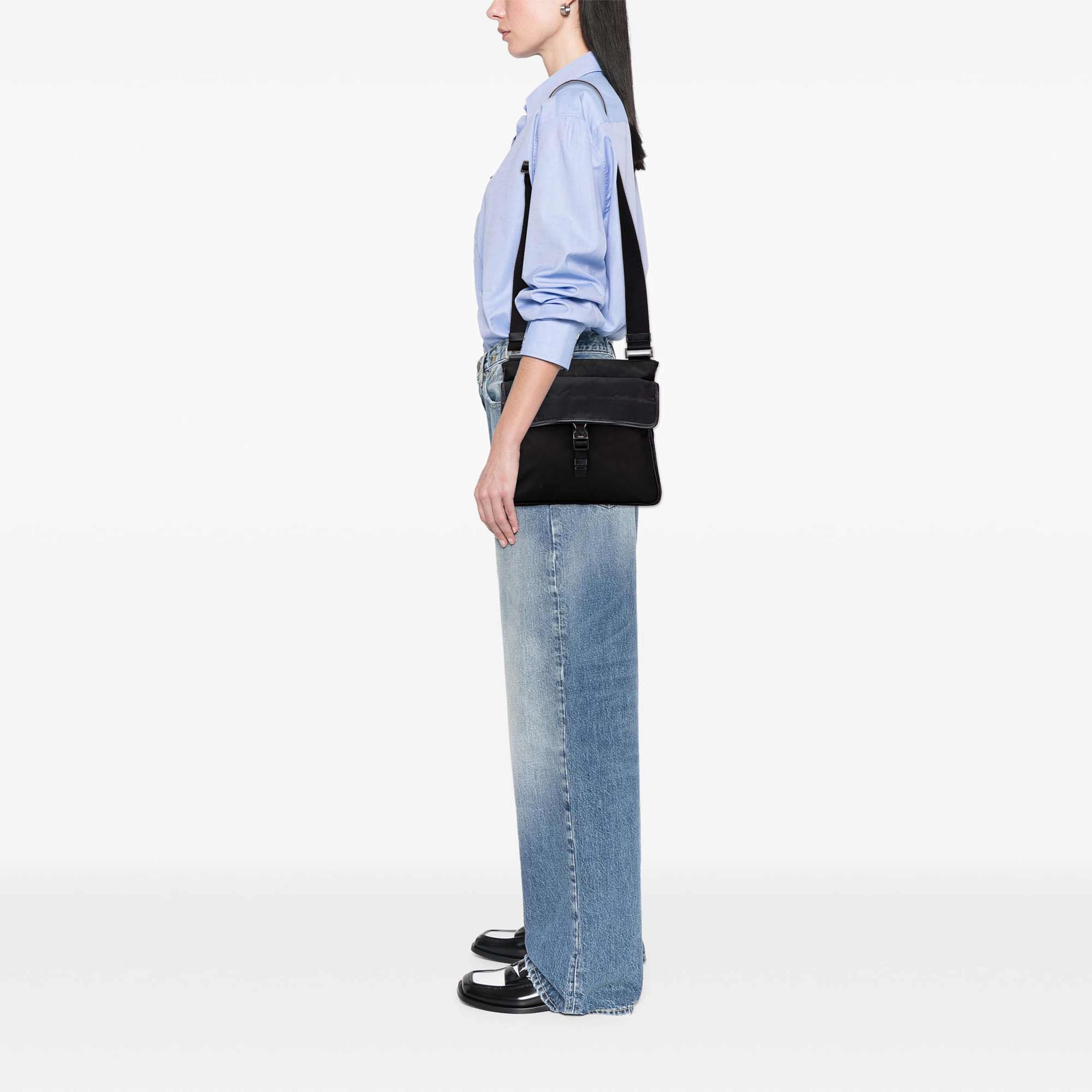 Prada Tessuto Zip Top Crossbody, från Luxclusif, i färgen svart. Klicka för att öppna bilden i stort format