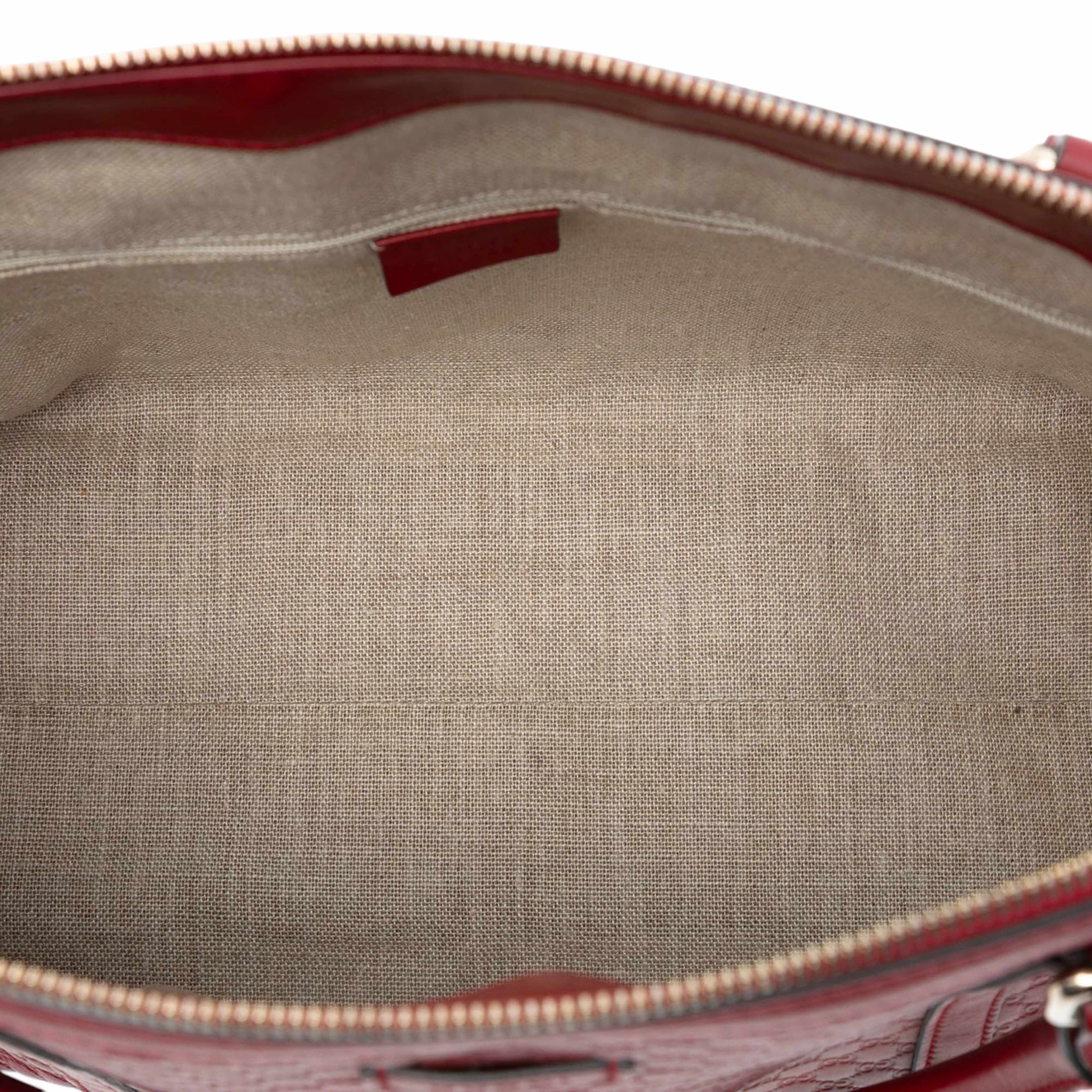 Gucci Large Microguccissima Dome Satchel, från Luxclusif, i färgen red. Klicka för att öppna bilden i stort format