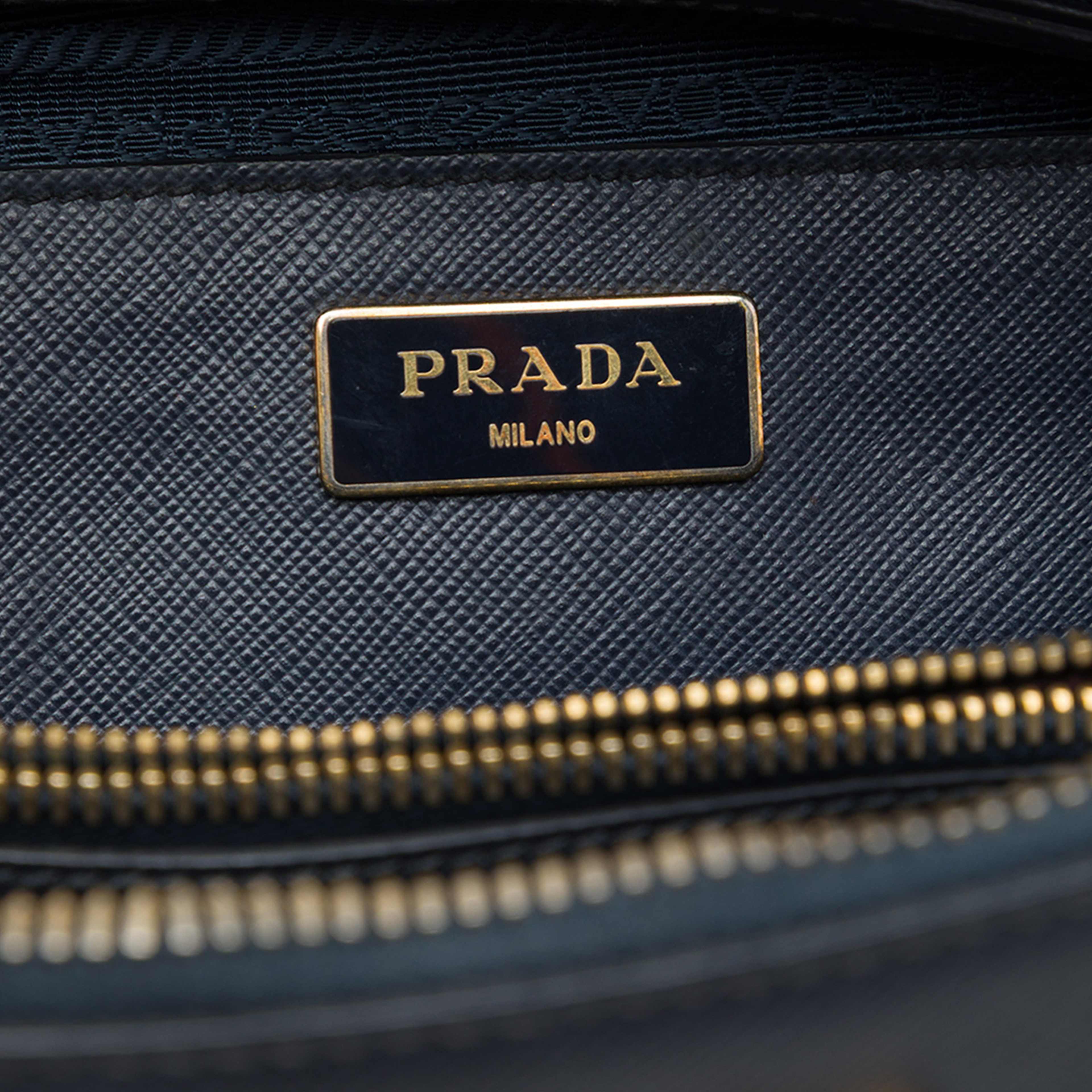 Prada Medium Saffiano Lux Promenade Satchel, från Luxclusif, i färgen blå. Klicka för att öppna bilden i stort format