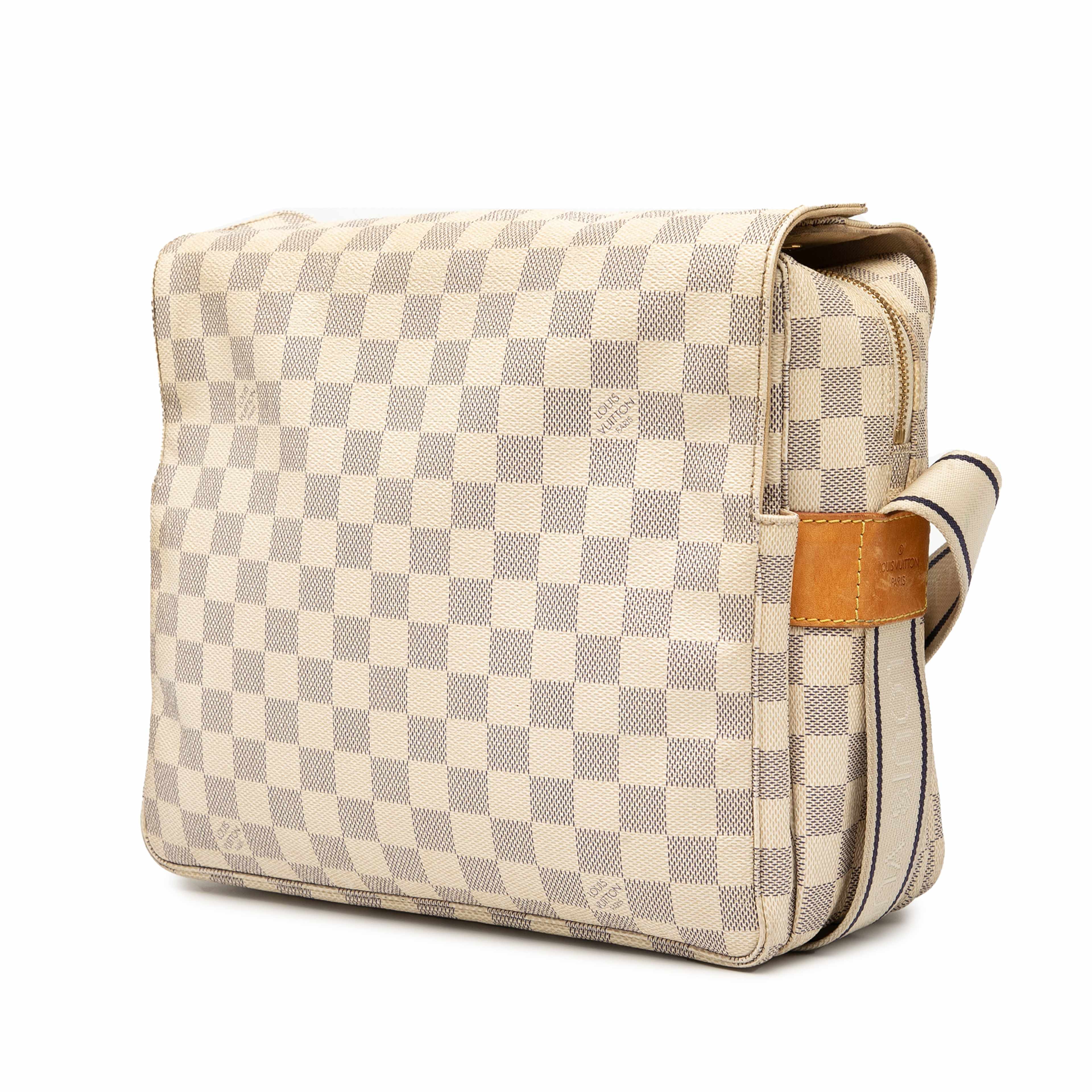Louis Vuitton Damier Azur Naviglio, från Luxclusif, i färgen white. Klicka för att öppna bilden i stort format
