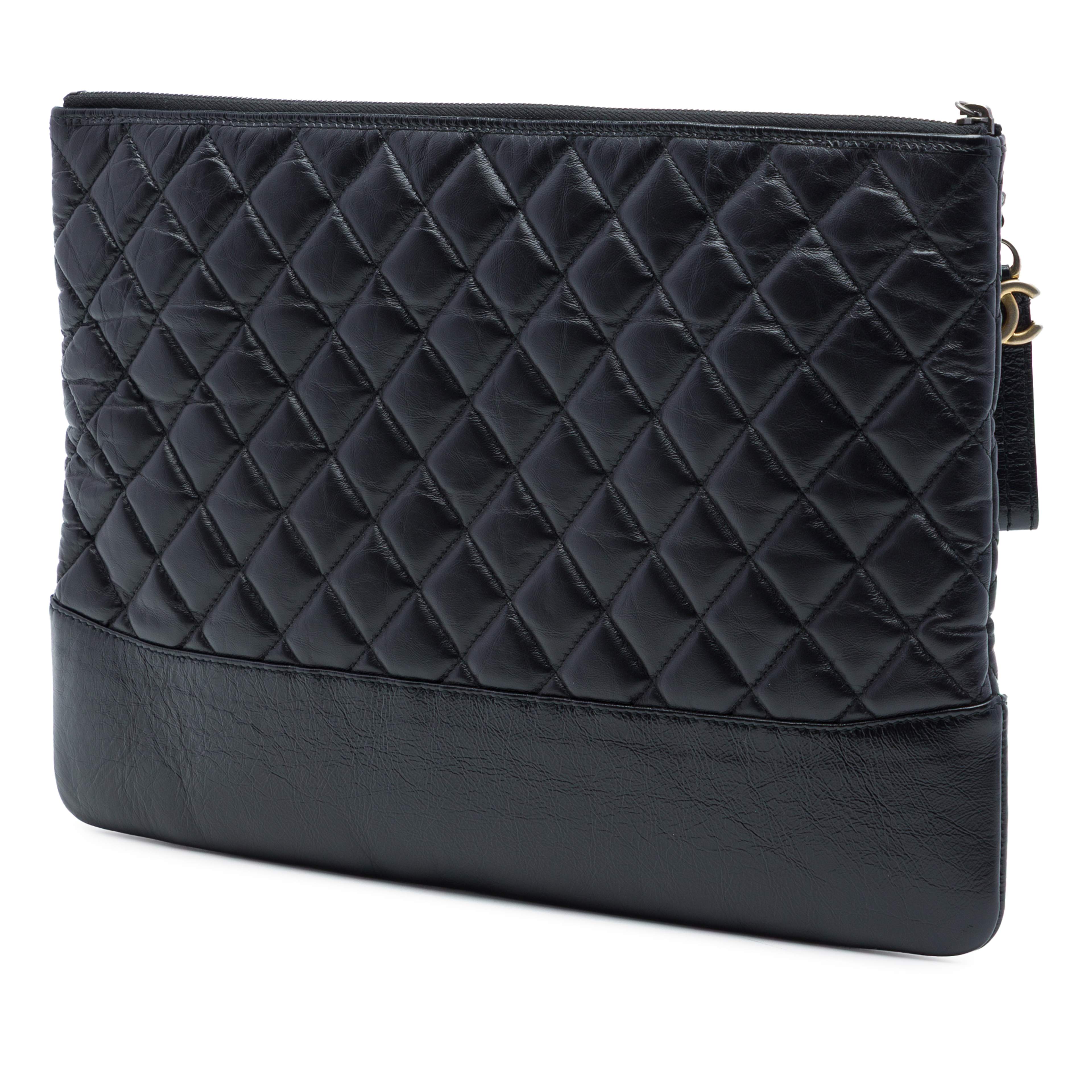 Chanel Large Aged Calfskin Gabrielle O Case Clutch, från Luxclusif, i färgen svart. Klicka för att öppna bilden i stort format