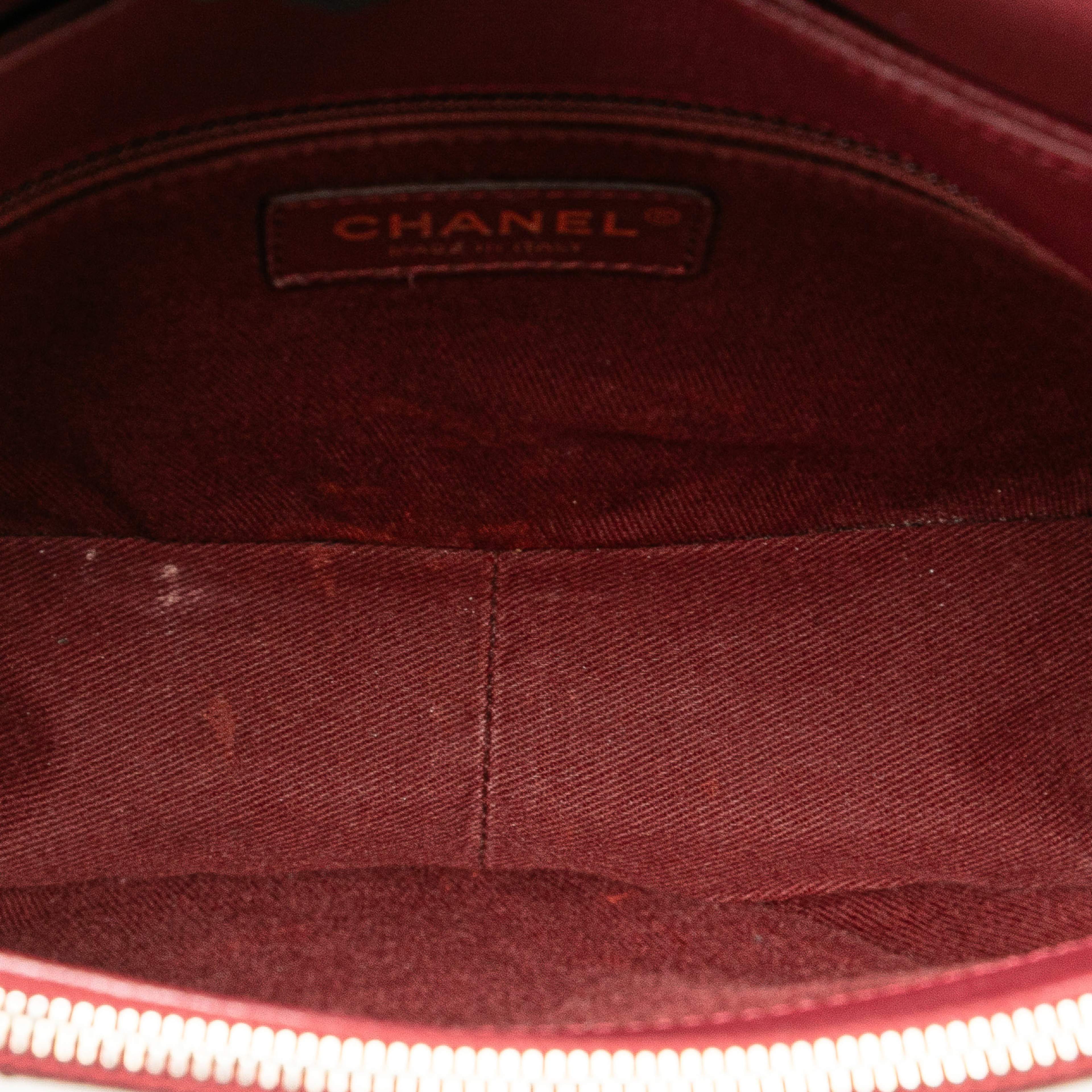 Chanel Medium Calfskin Coco Curve Flap, från Luxclusif, i färgen dark red. Klicka för att öppna bilden i stort format