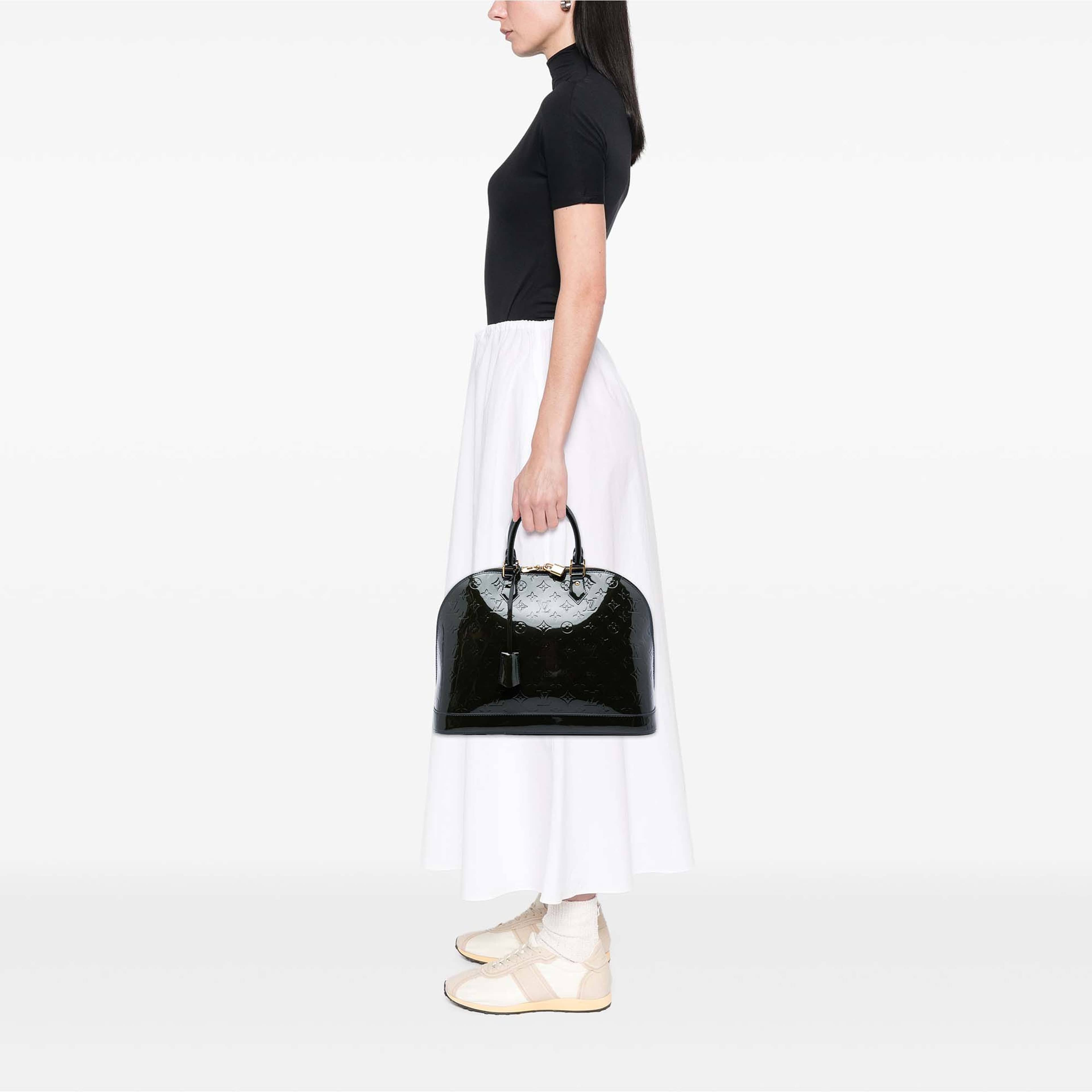 Louis Vuitton Monogram Vernis Alma Gm, från Luxclusif, i färgen blå. Klicka för att öppna bilden i stort format