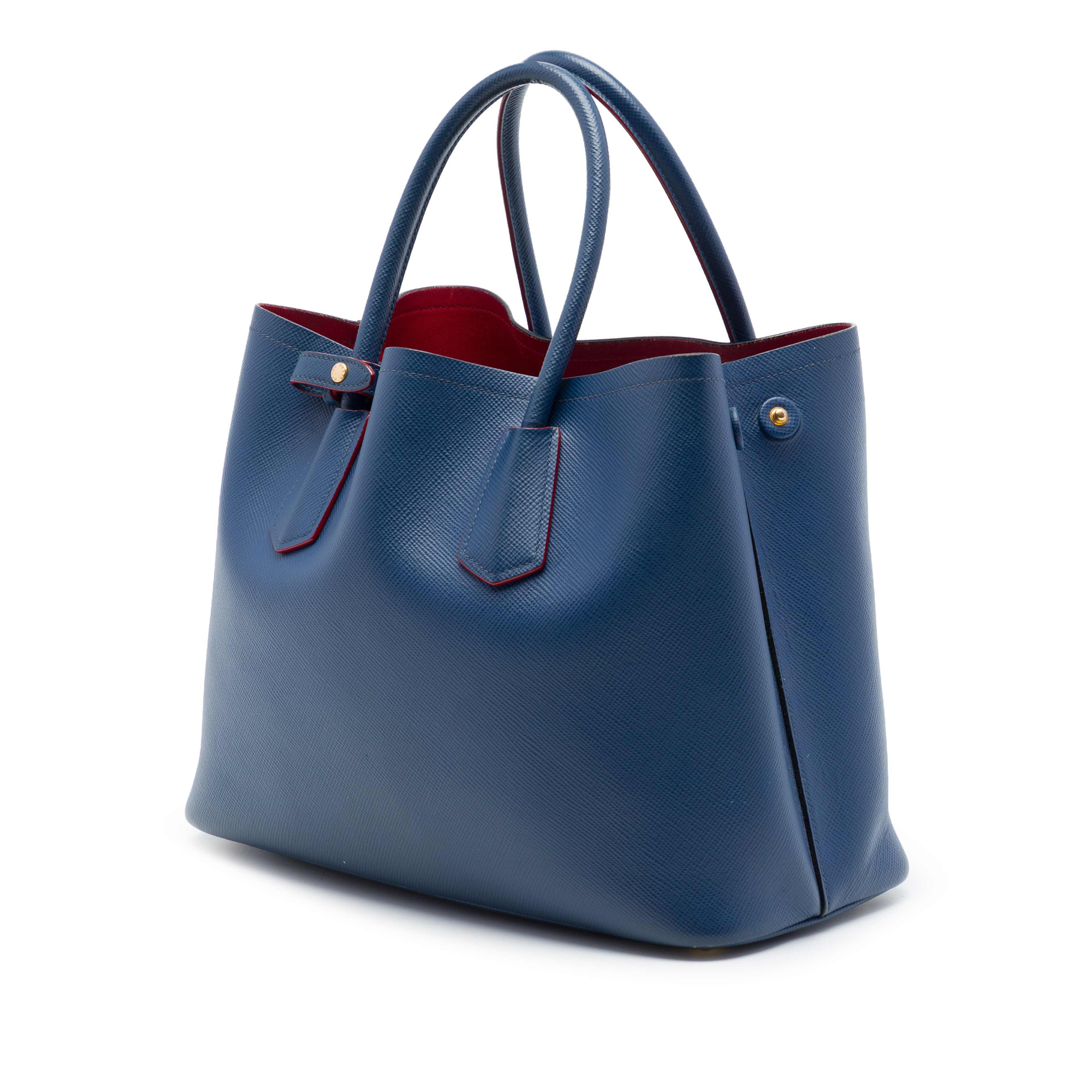 Prada Medium Saffiano Cuir Double Handle Satchel, från Luxclusif, i färgen blå. Klicka för att öppna bilden i stort format