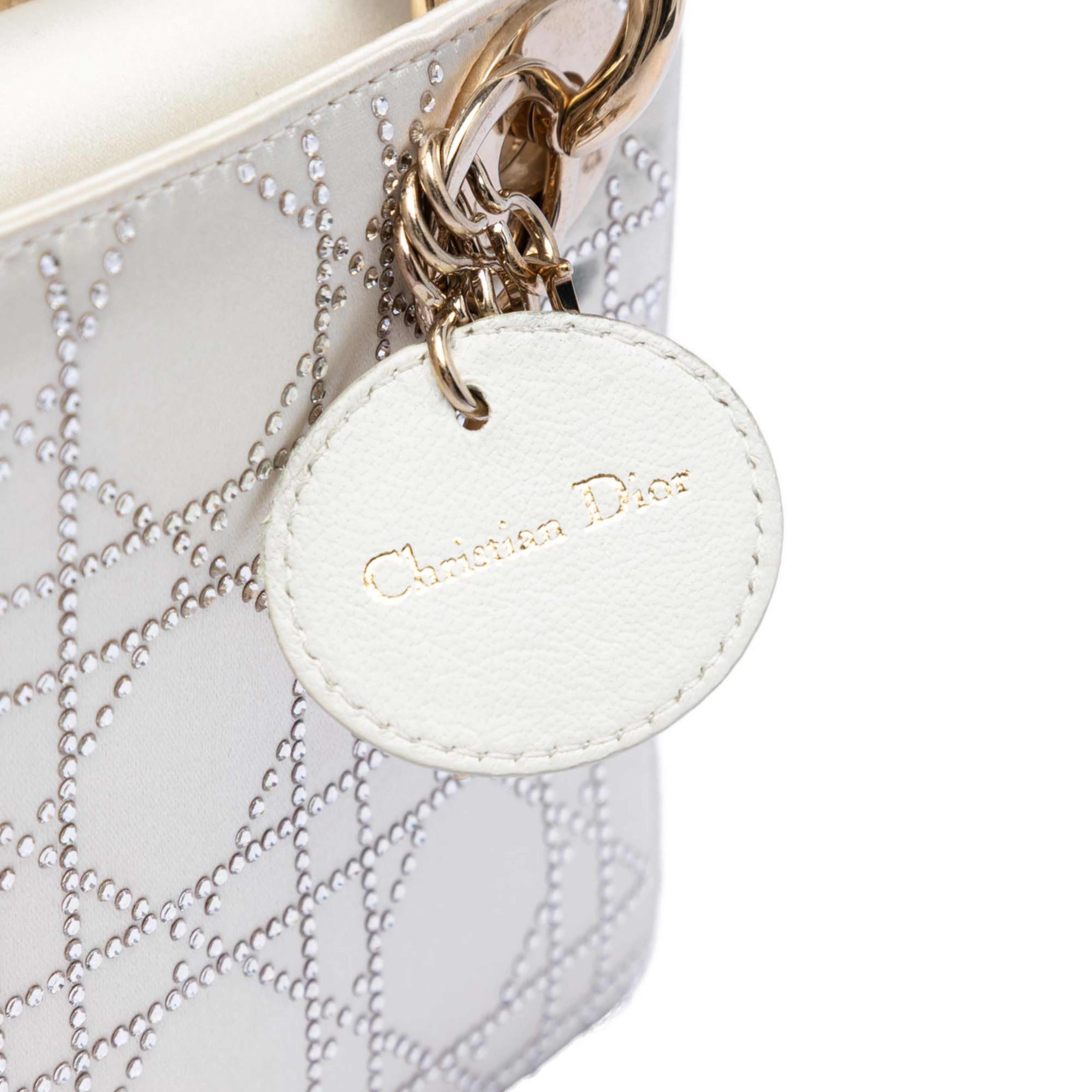 Dior Mini Satin Cannage Crystal Embellished Lady Dior, från Luxclusif, i färgen vit. Klicka för att öppna bilden i stort format