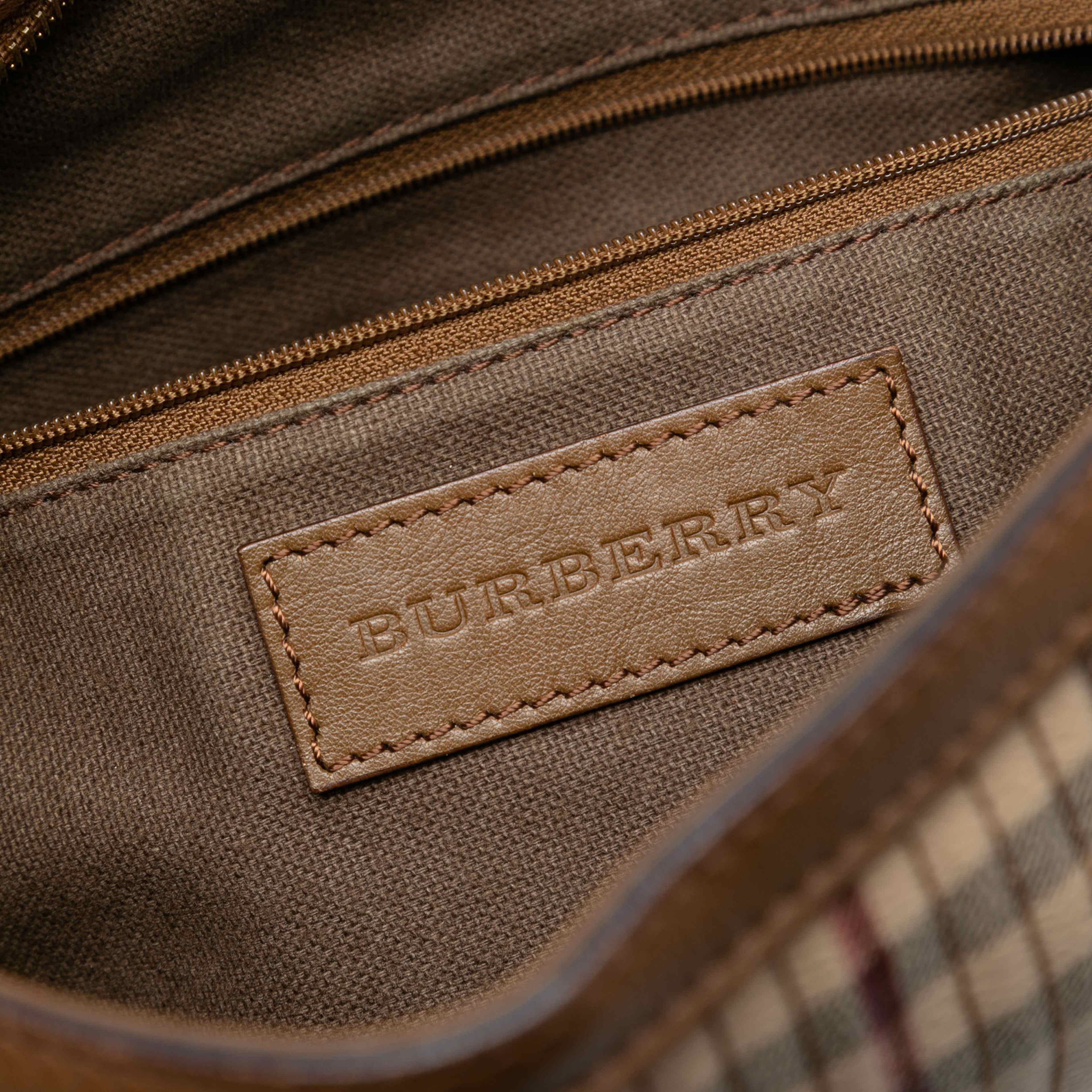 Burberry Haymarket Check Stitched Coated Canvas And Leather Dunloe Satchel, från Luxclusif, i färgen beige. Klicka för att öppna bilden i stort format