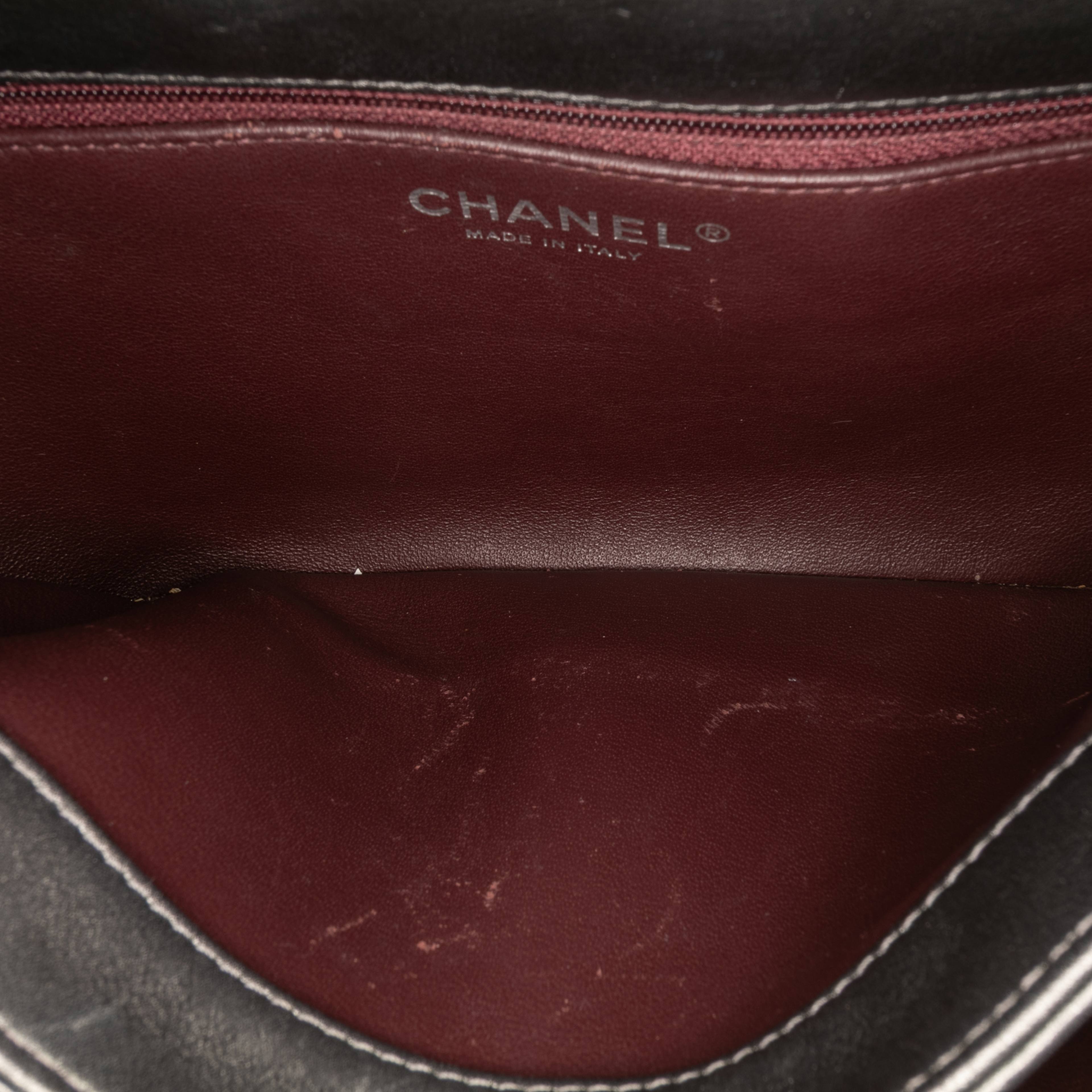 Chanel Quilted Metallic Lambskin Trendy Cc Flap, från Luxclusif, i färgen gray. Klicka för att öppna bilden i stort format
