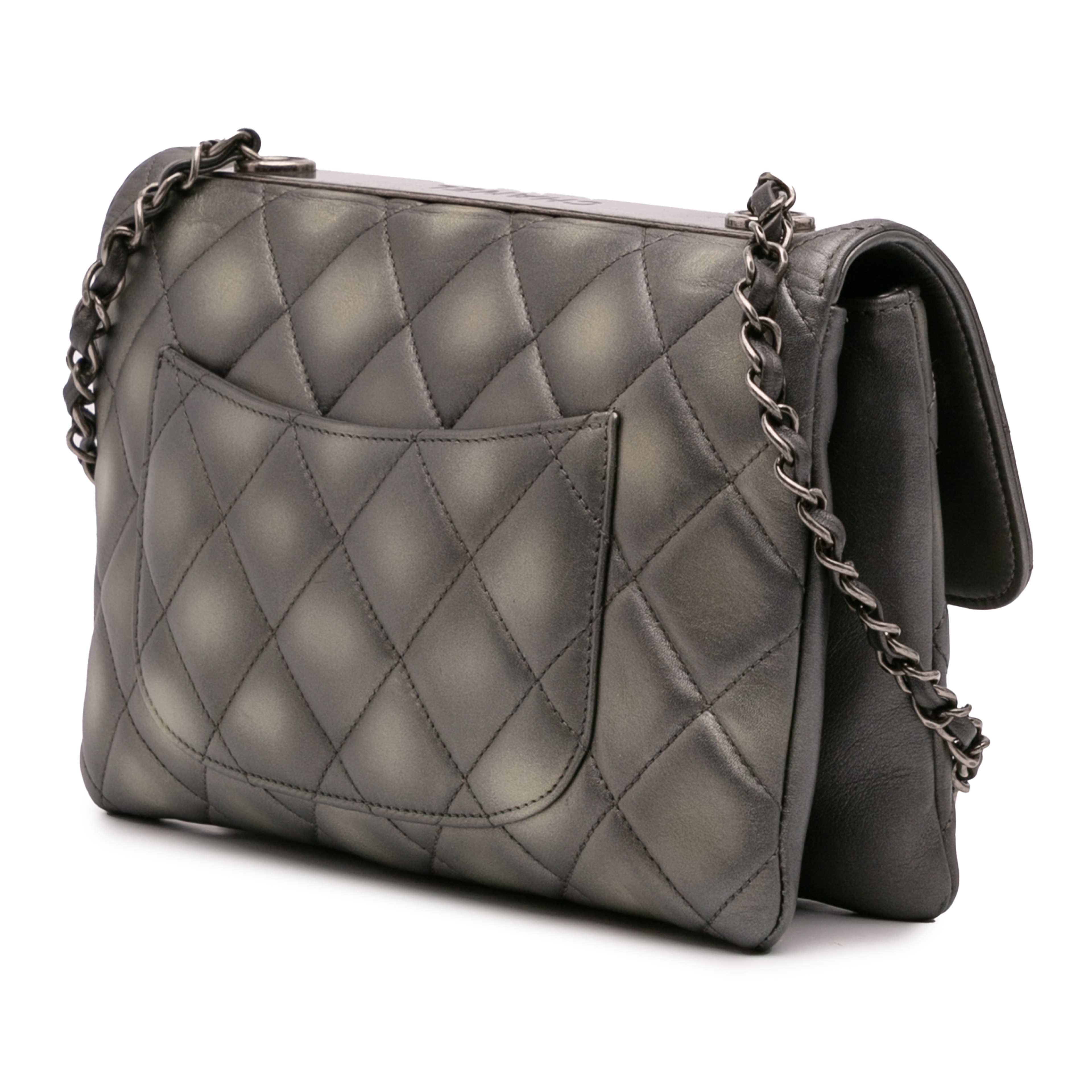 Chanel Quilted Metallic Lambskin Trendy Cc Flap, från Luxclusif, i färgen gray. Klicka för att öppna bilden i stort format