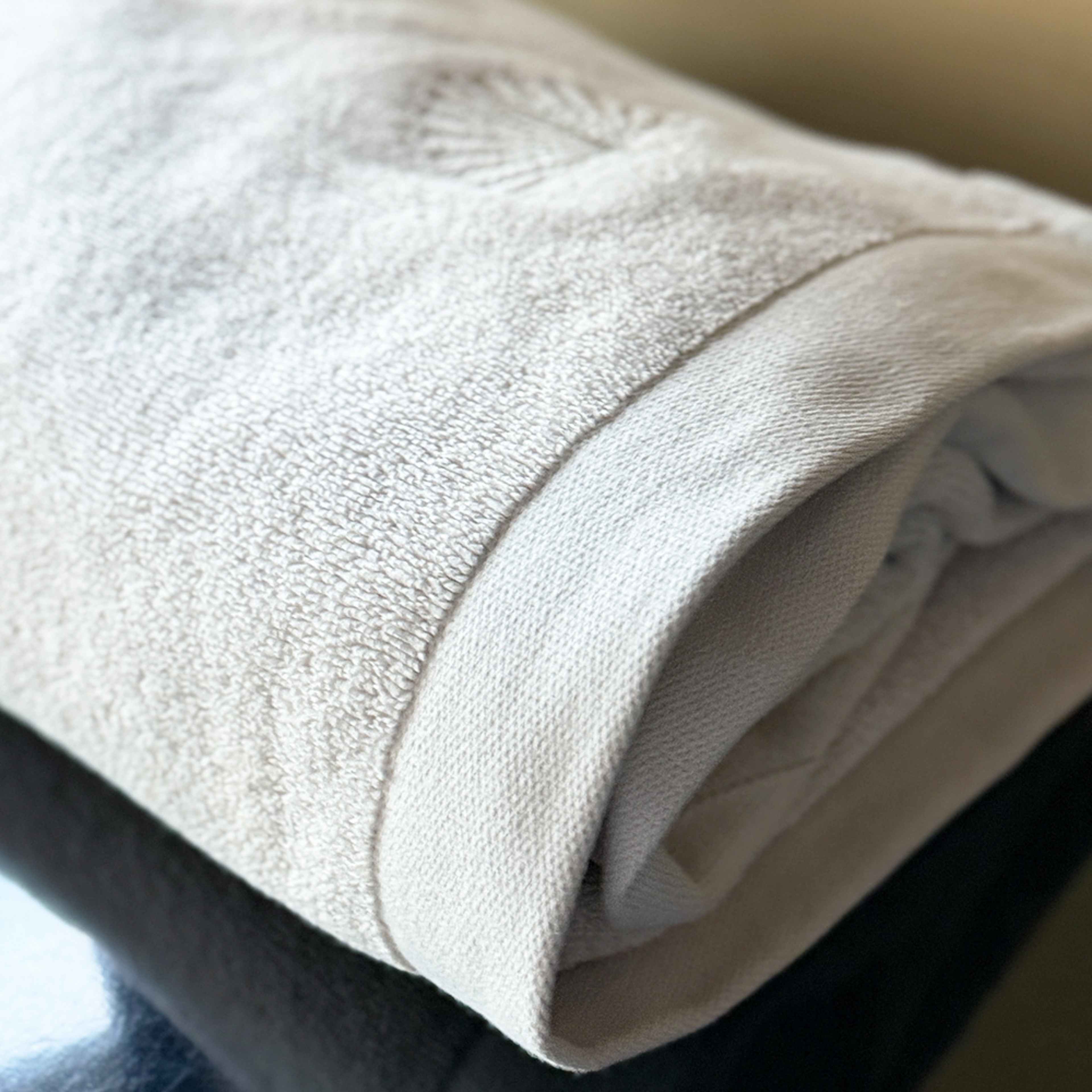 Fluffy Habits - Duschhandduk 70x140cm, från Home of ESS, i färgen champagne. Klicka för att öppna bilden i stort format