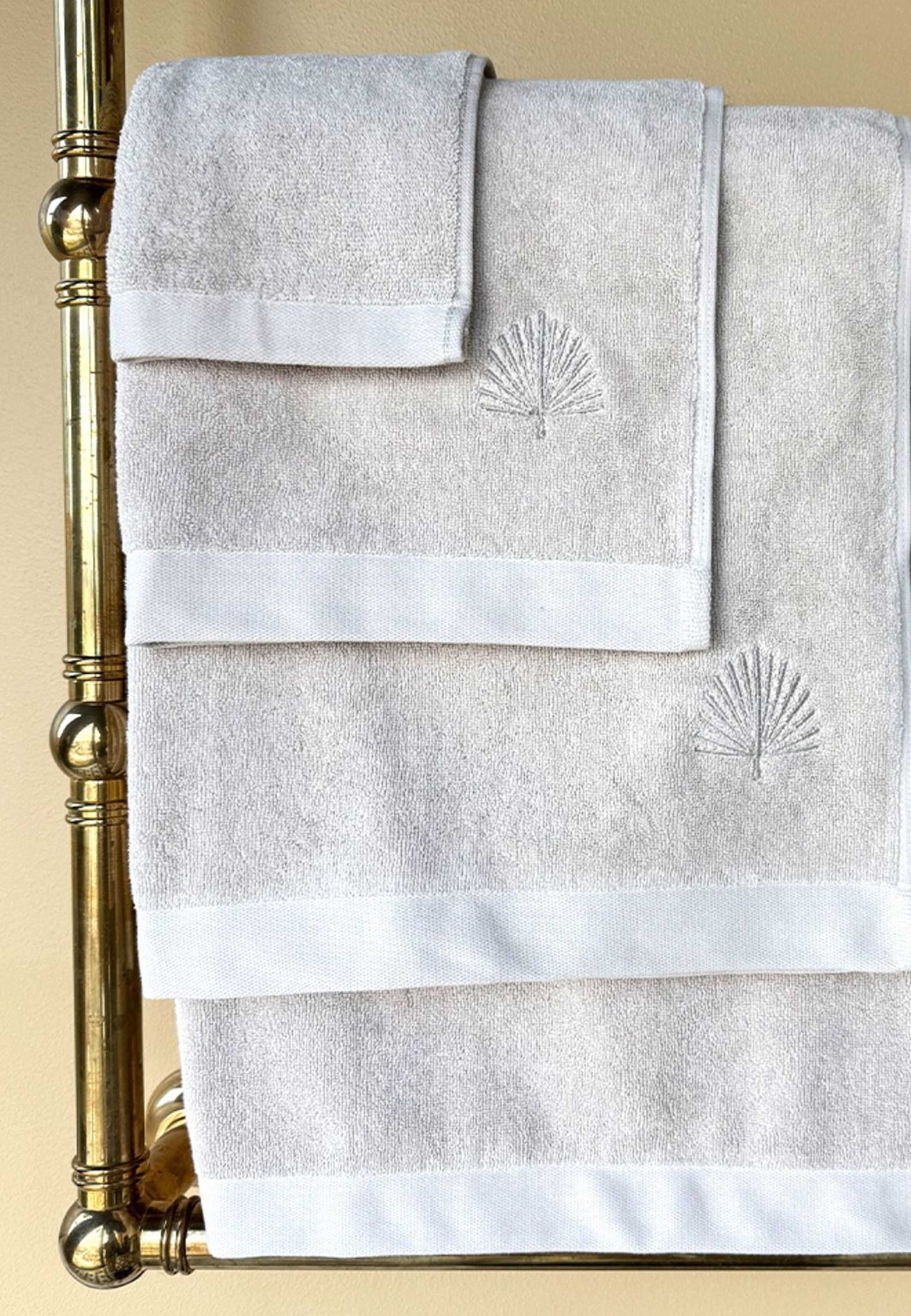 Fluffy Habits - Duschhandduk 70x140cm, från Home of ESS, i färgen champagne. Klicka för att öppna bilden i stort format