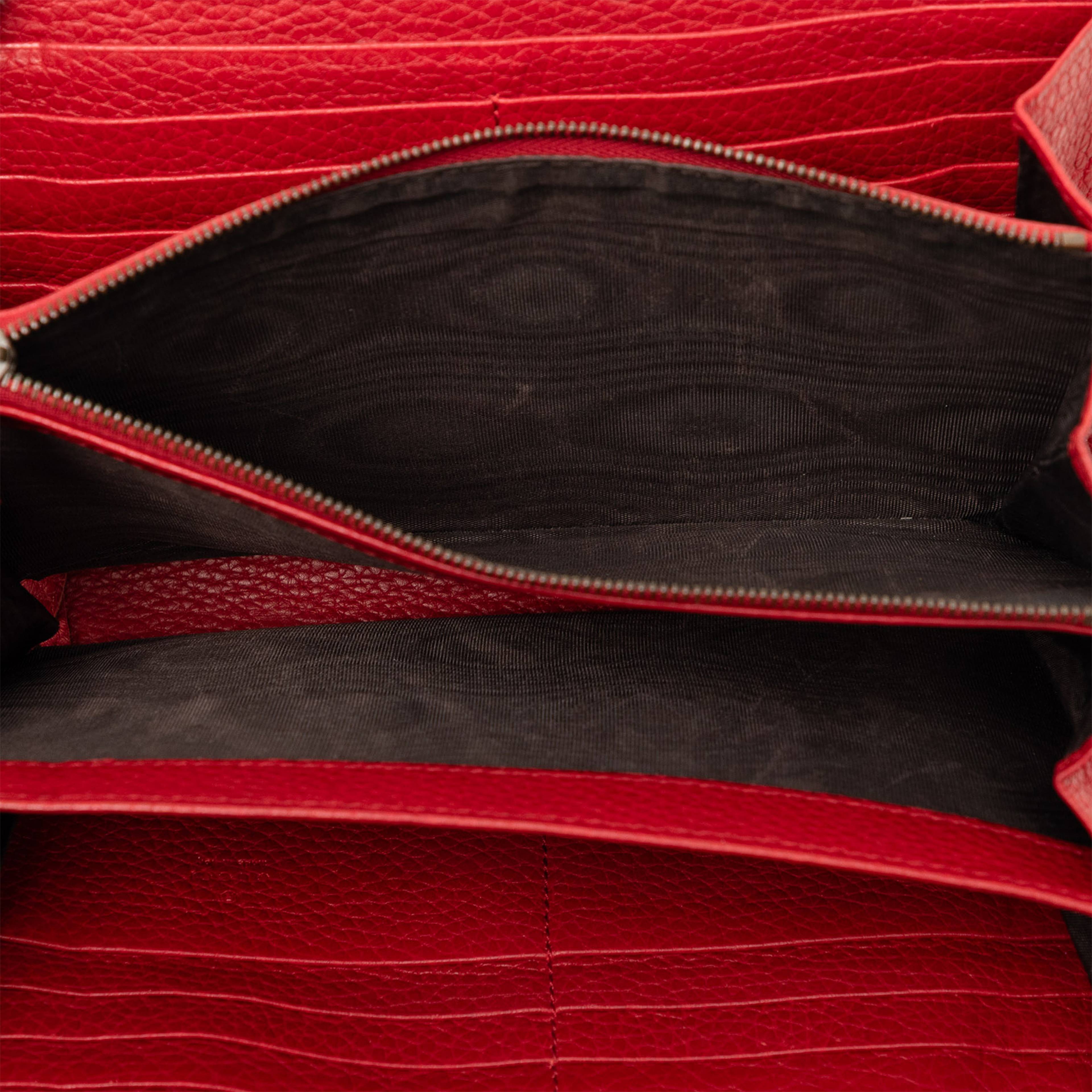 Gucci Gg Marmont Calfskin Wallet On Chain, från Luxclusif, i färgen röd. Klicka för att öppna bilden i stort format