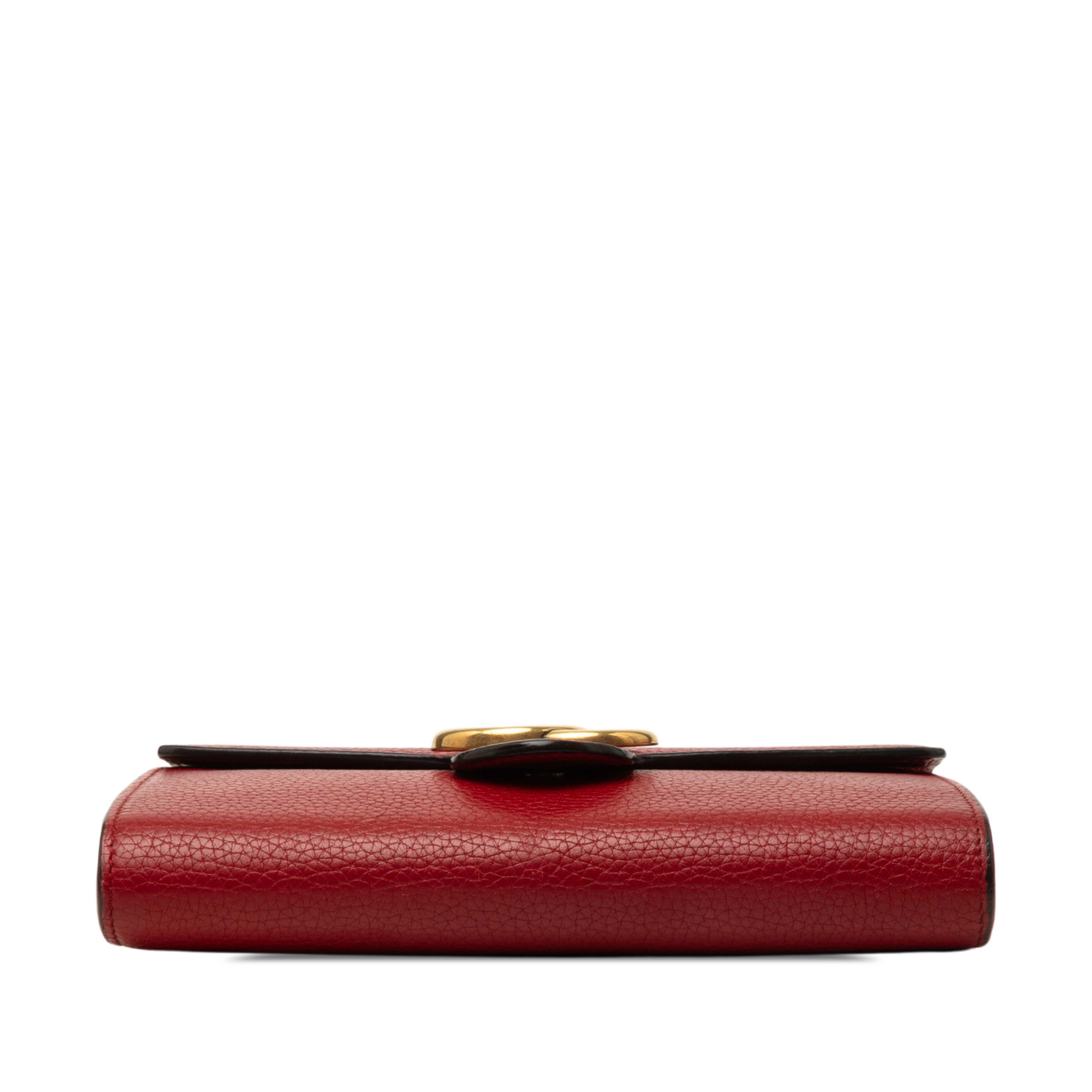 Gucci Gg Marmont Calfskin Wallet On Chain, från Luxclusif, i färgen röd. Klicka för att öppna bilden i stort format