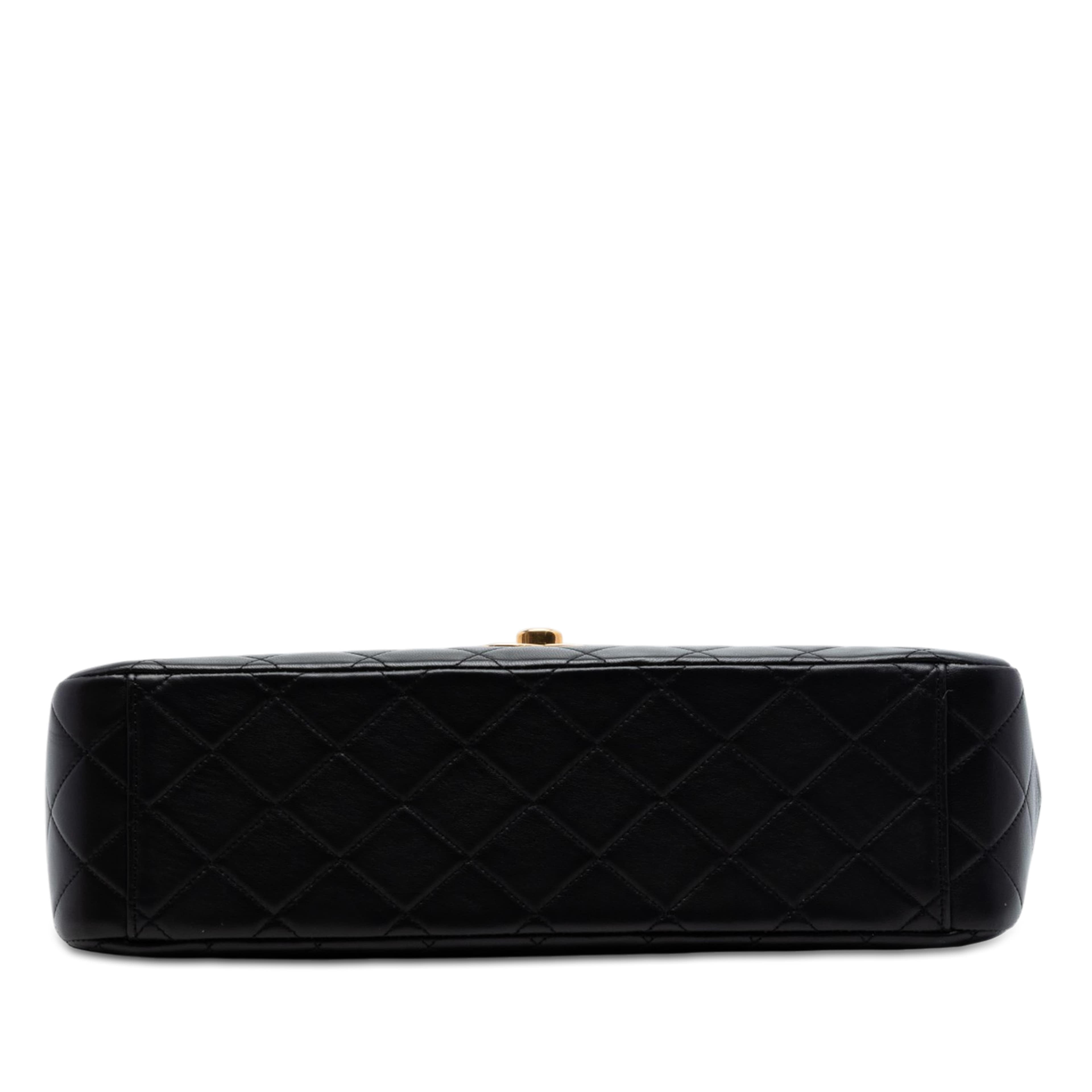 Chanel Maxi Xl Classic Lambskin Single Flap, från Luxclusif, i färgen black. Klicka för att öppna bilden i stort format