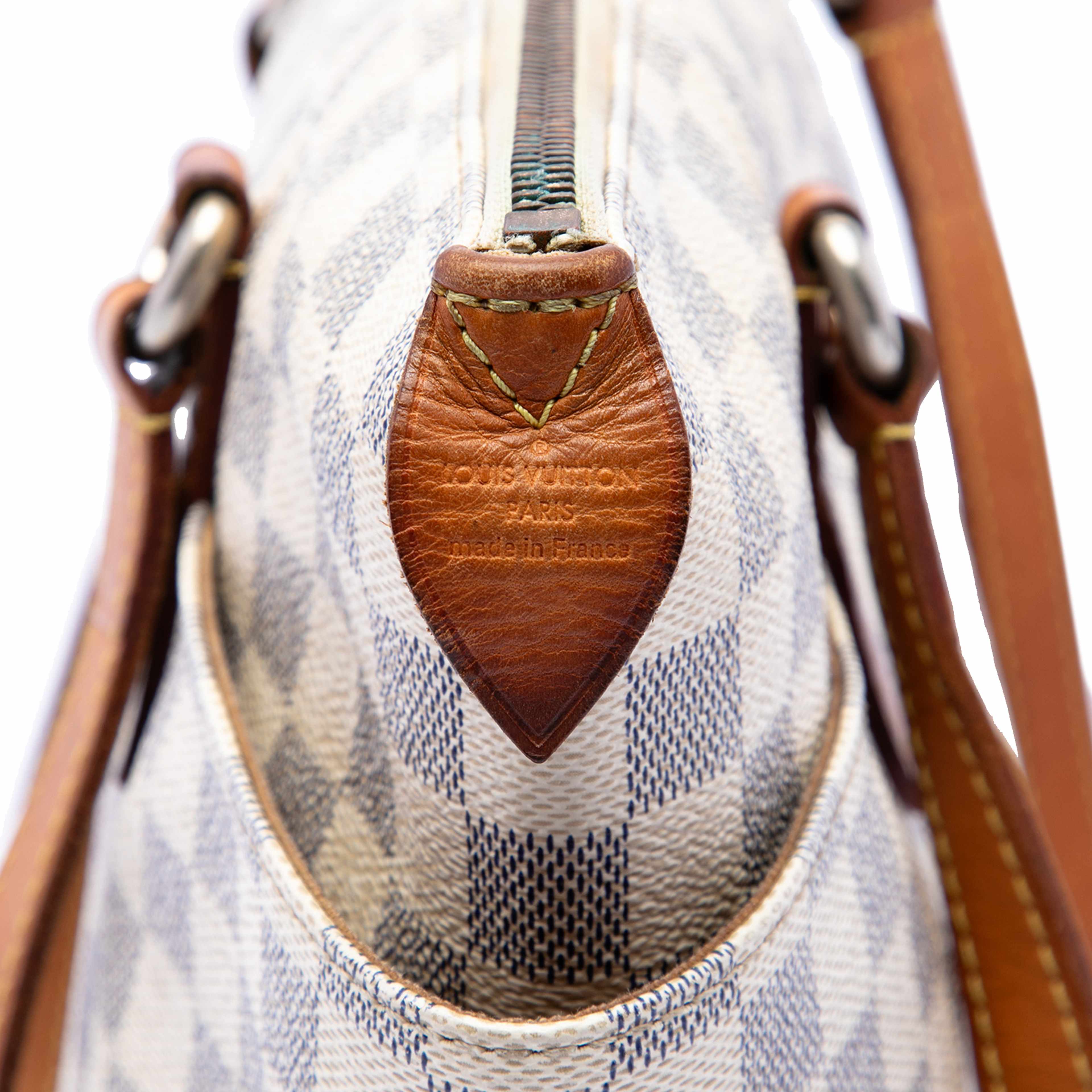 Louis Vuitton Damier Azur Totally Pm, från Luxclusif, i färgen white. Klicka för att öppna bilden i stort format