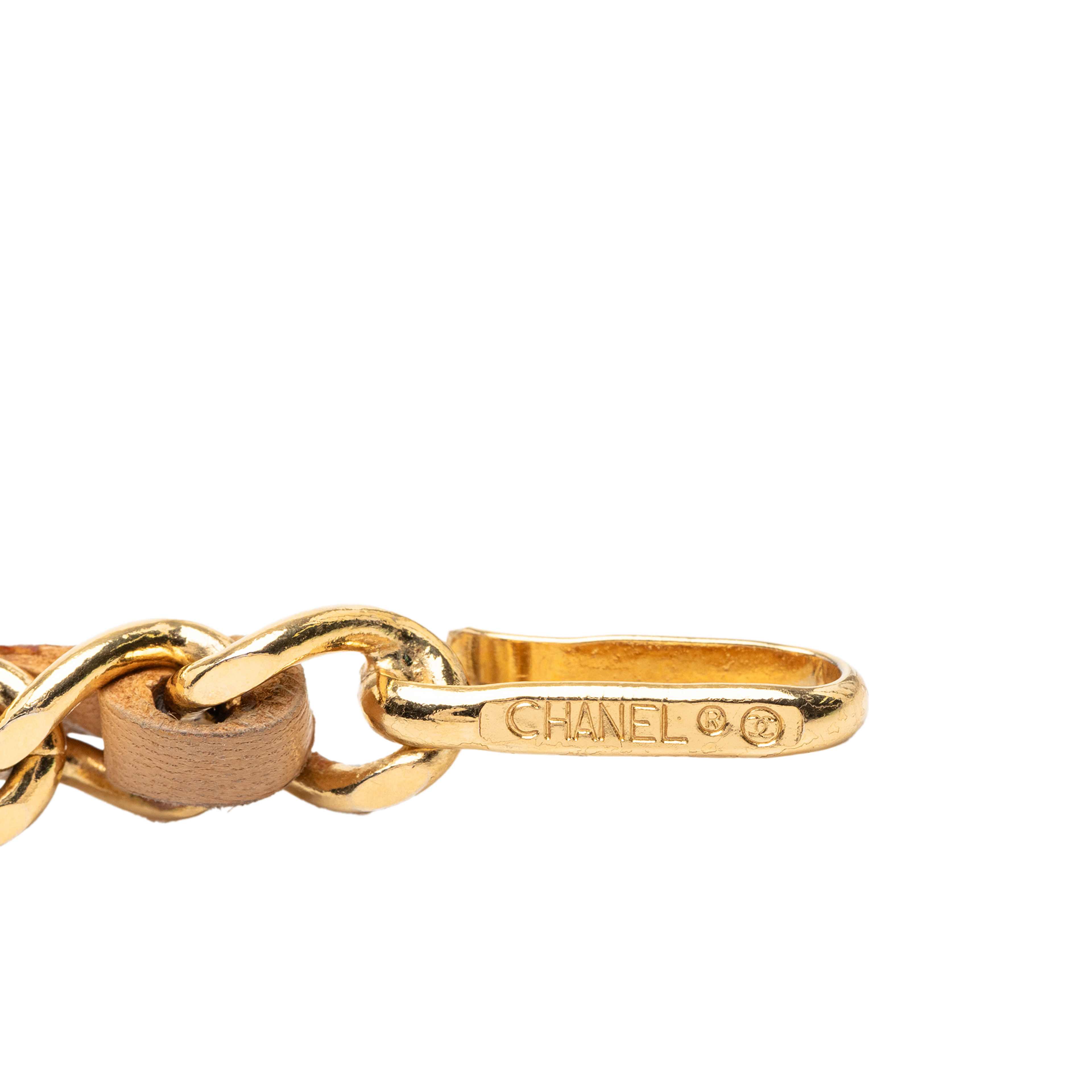 Chanel Gold Plated Leather Woven Medallion Chain Belt, från Luxclusif, i färgen beige. Klicka för att öppna bilden i stort format