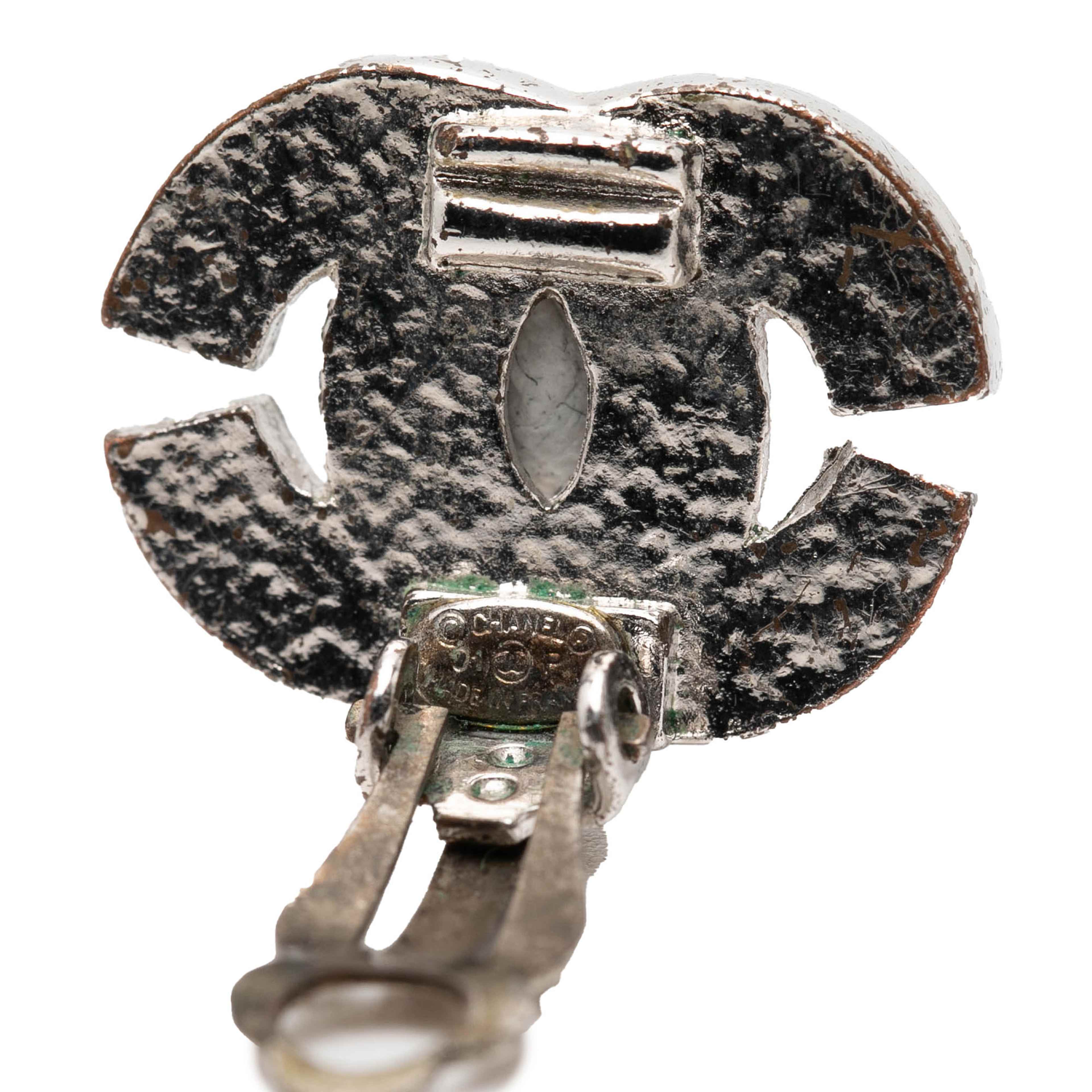 Chanel Cc Brass And Strass Clip On Earrings, från Luxclusif, i färgen silver. Klicka för att öppna bilden i stort format