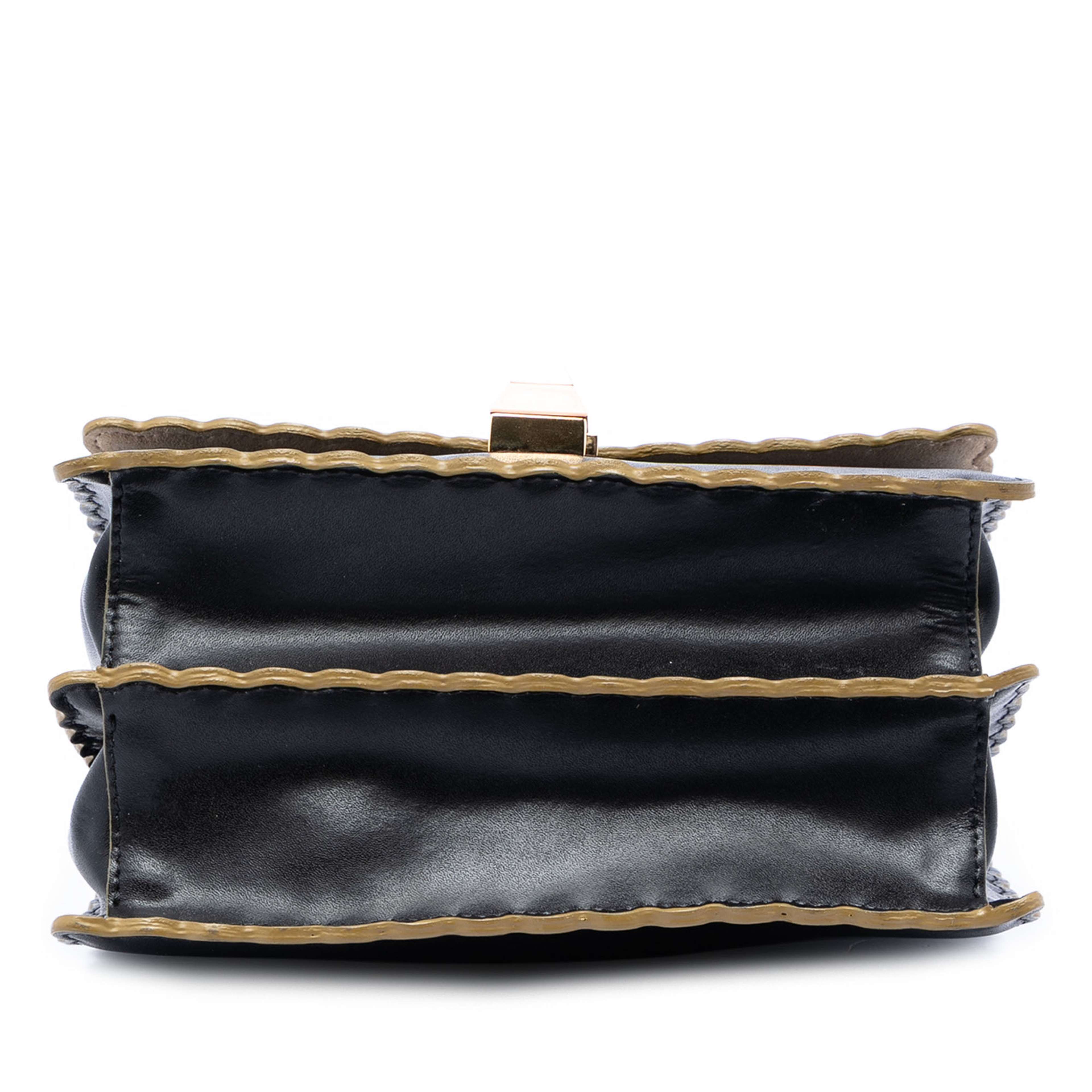 Fendi Small Scalloped Leather Kan I Crossbody, från Luxclusif, i färgen black. Klicka för att öppna bilden i stort format