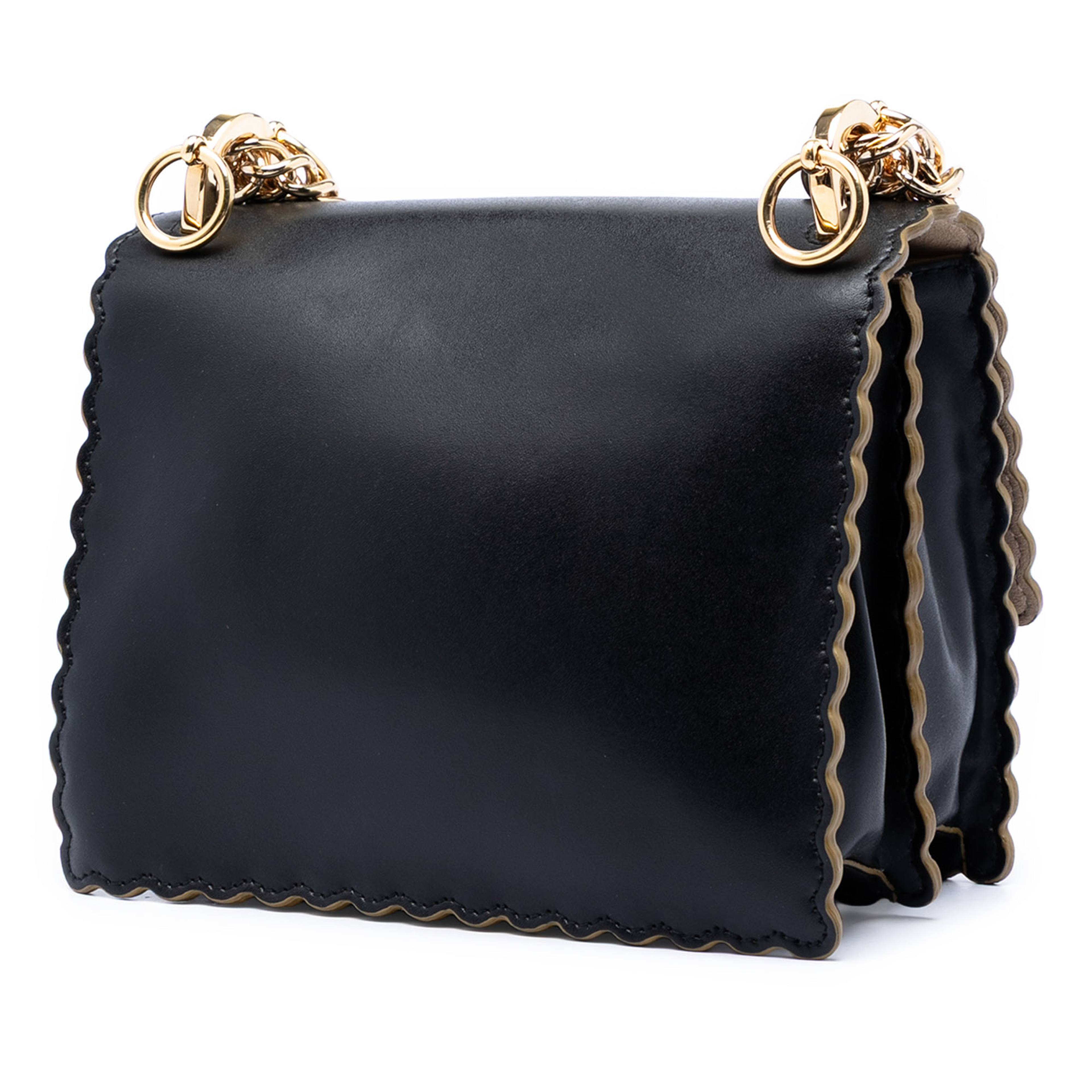 Fendi Small Scalloped Leather Kan I Crossbody, från Luxclusif, i färgen svart. Klicka för att öppna bilden i stort format