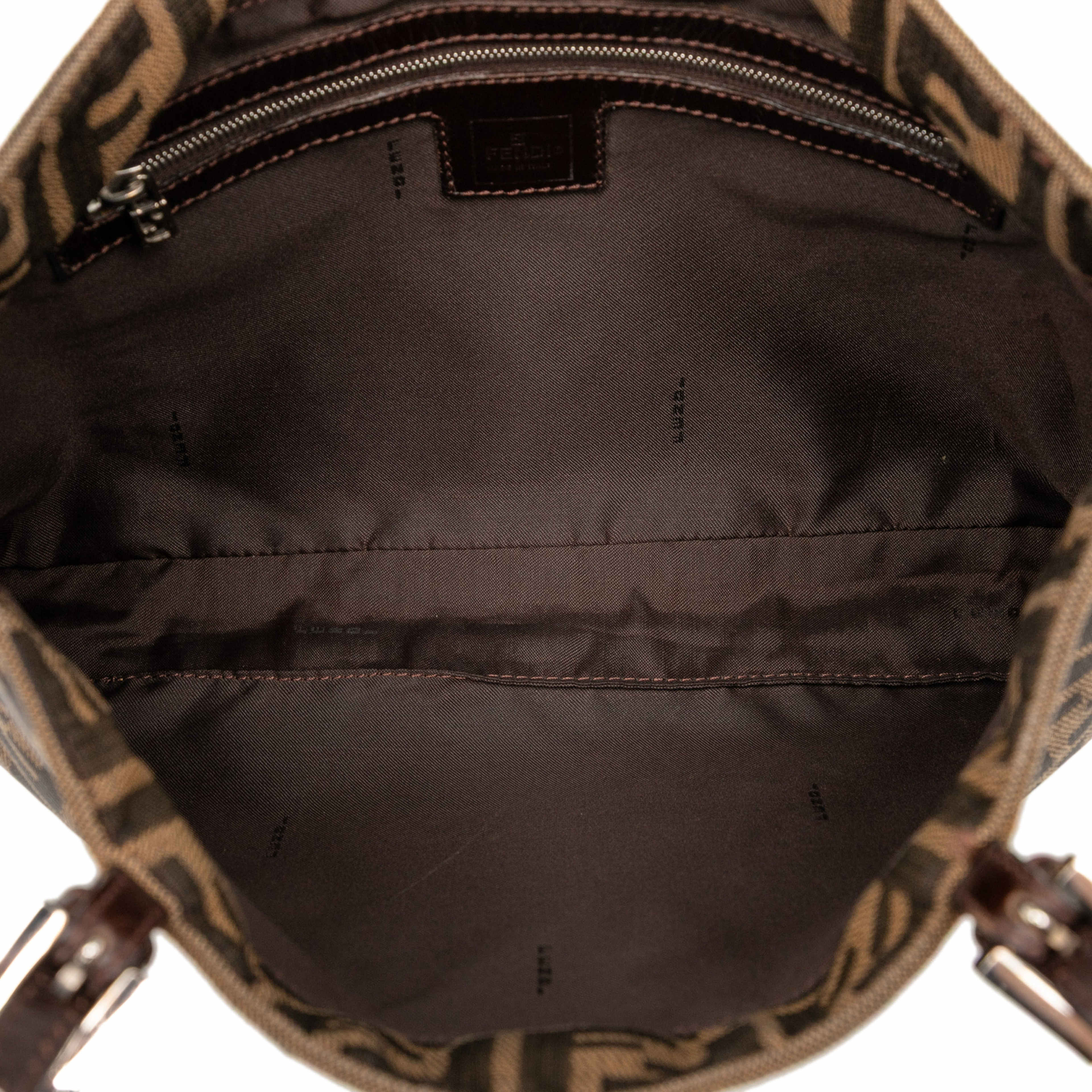 Fendi Zucca Canvas Shoulder Bag, från Luxclusif, i färgen brown. Klicka för att öppna bilden i stort format