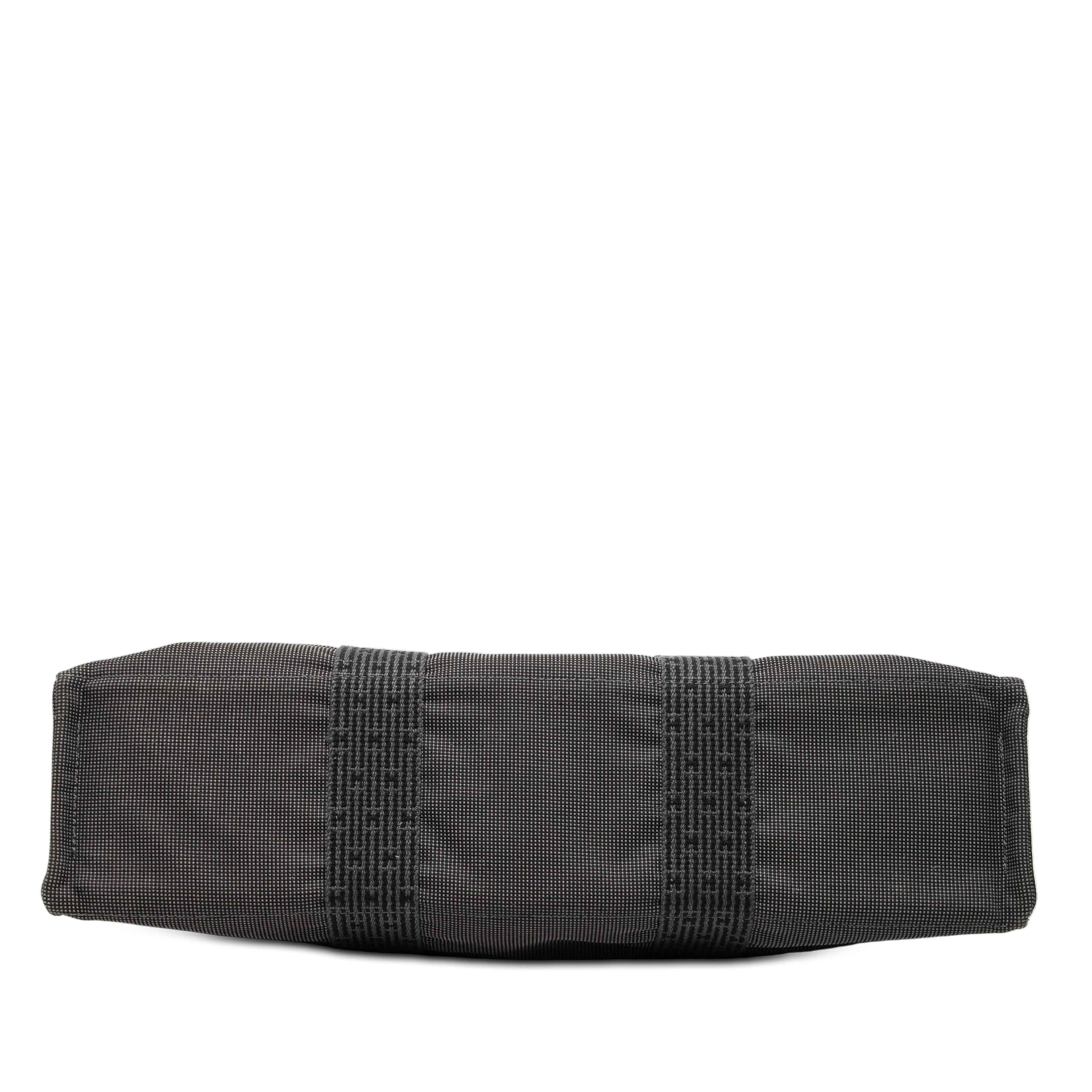 Hermès Canvas Herline Mm, från Luxclusif, i färgen grå. Klicka för att öppna bilden i stort format