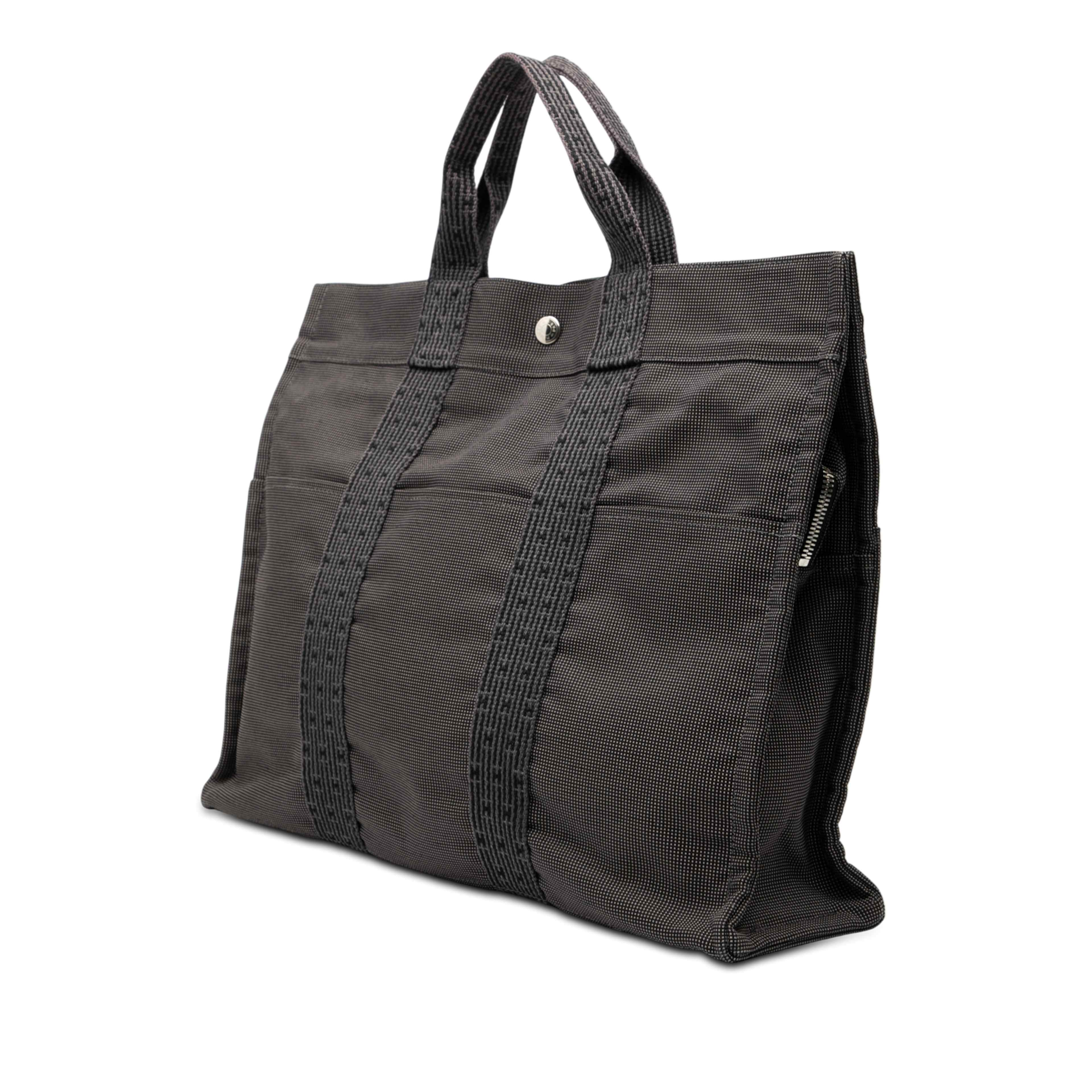 Hermès Canvas Herline Mm, från Luxclusif, i färgen grå. Klicka för att öppna bilden i stort format