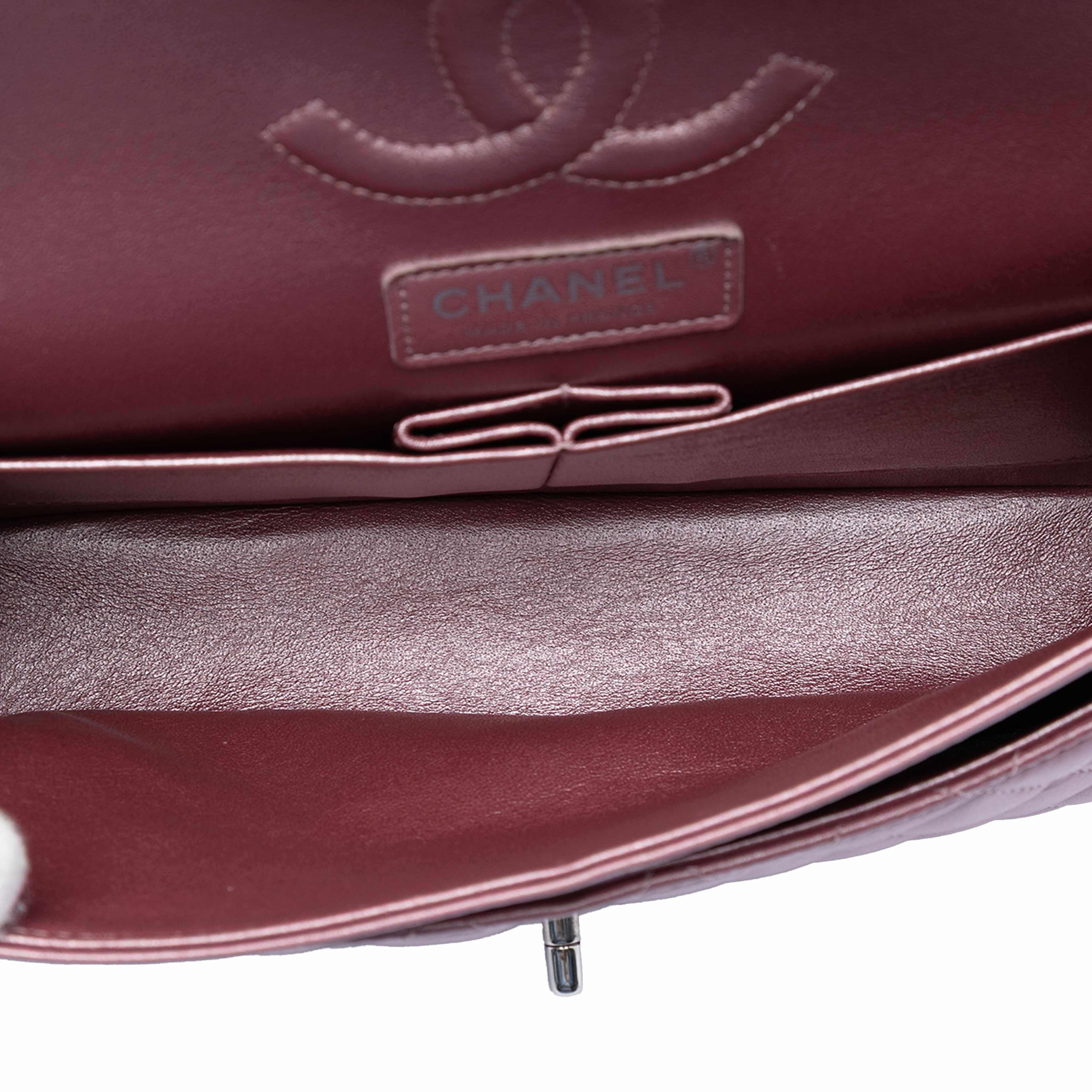 Chanel Medium Metallic Classic Lambskin Double Flap, från Luxclusif, i färgen rose gold. Klicka för att öppna bilden i stort format