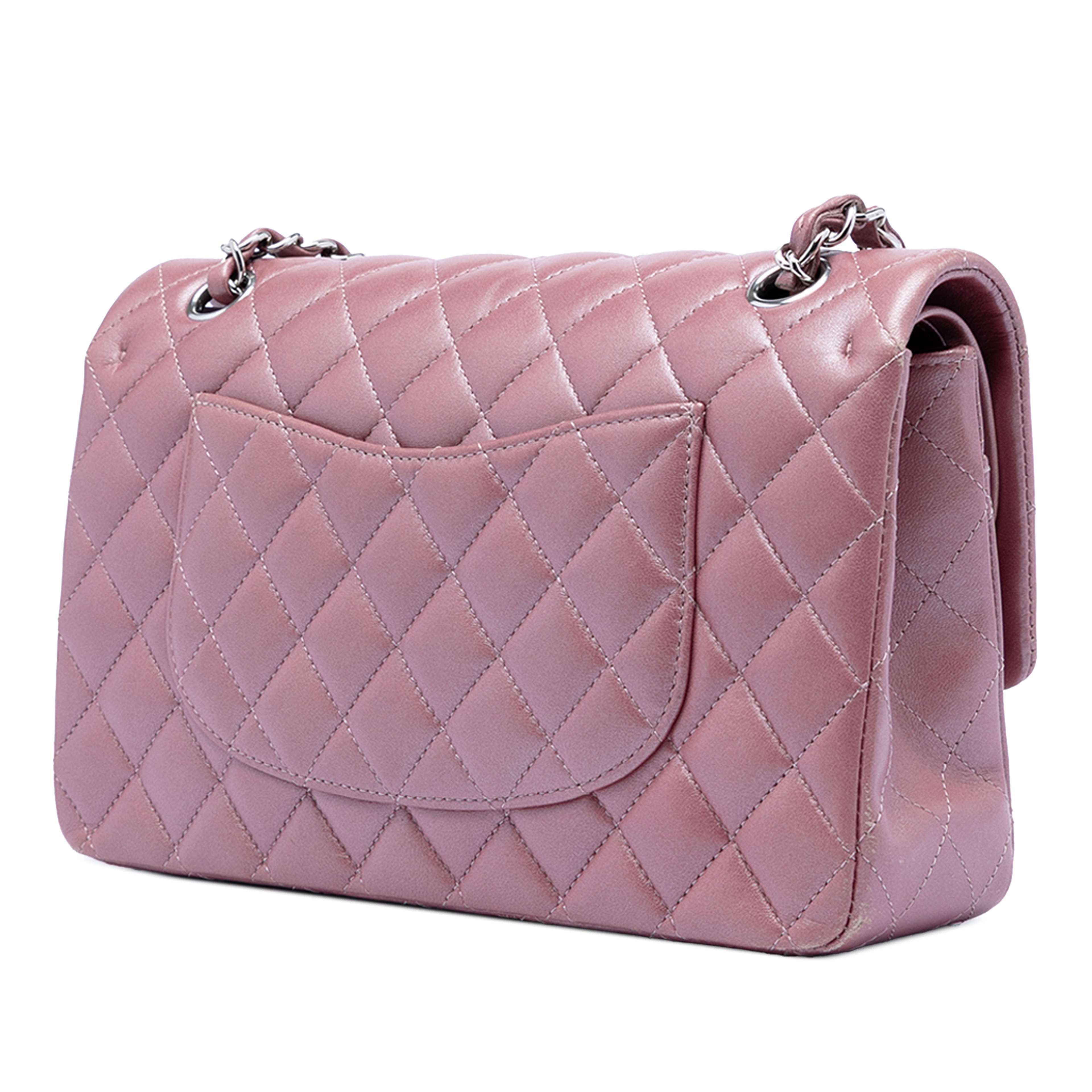 Chanel Medium Metallic Classic Lambskin Double Flap, från Luxclusif, i färgen rosa. Klicka för att öppna bilden i stort format