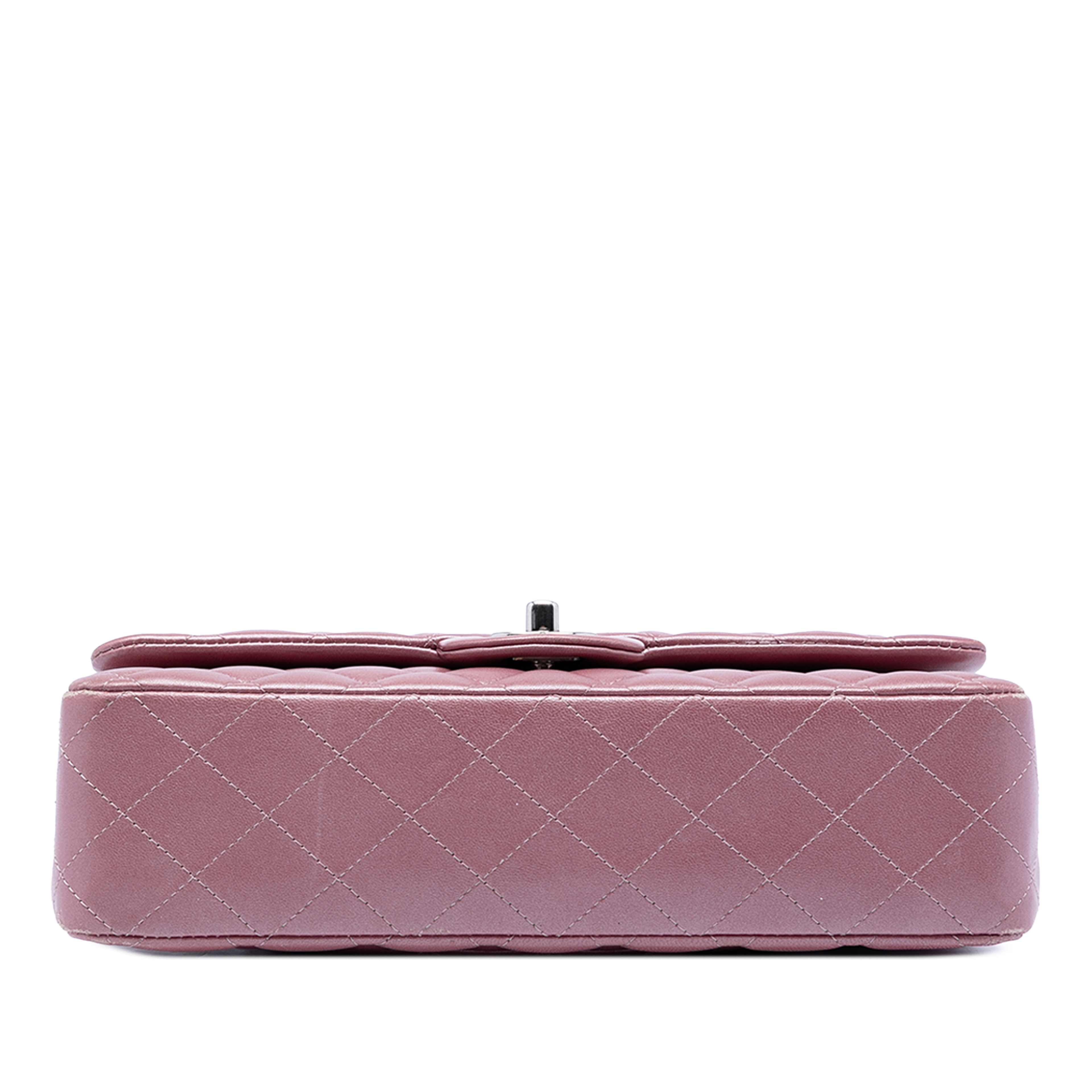 Chanel Medium Metallic Classic Lambskin Double Flap, från Luxclusif, i färgen rosa. Klicka för att öppna bilden i stort format