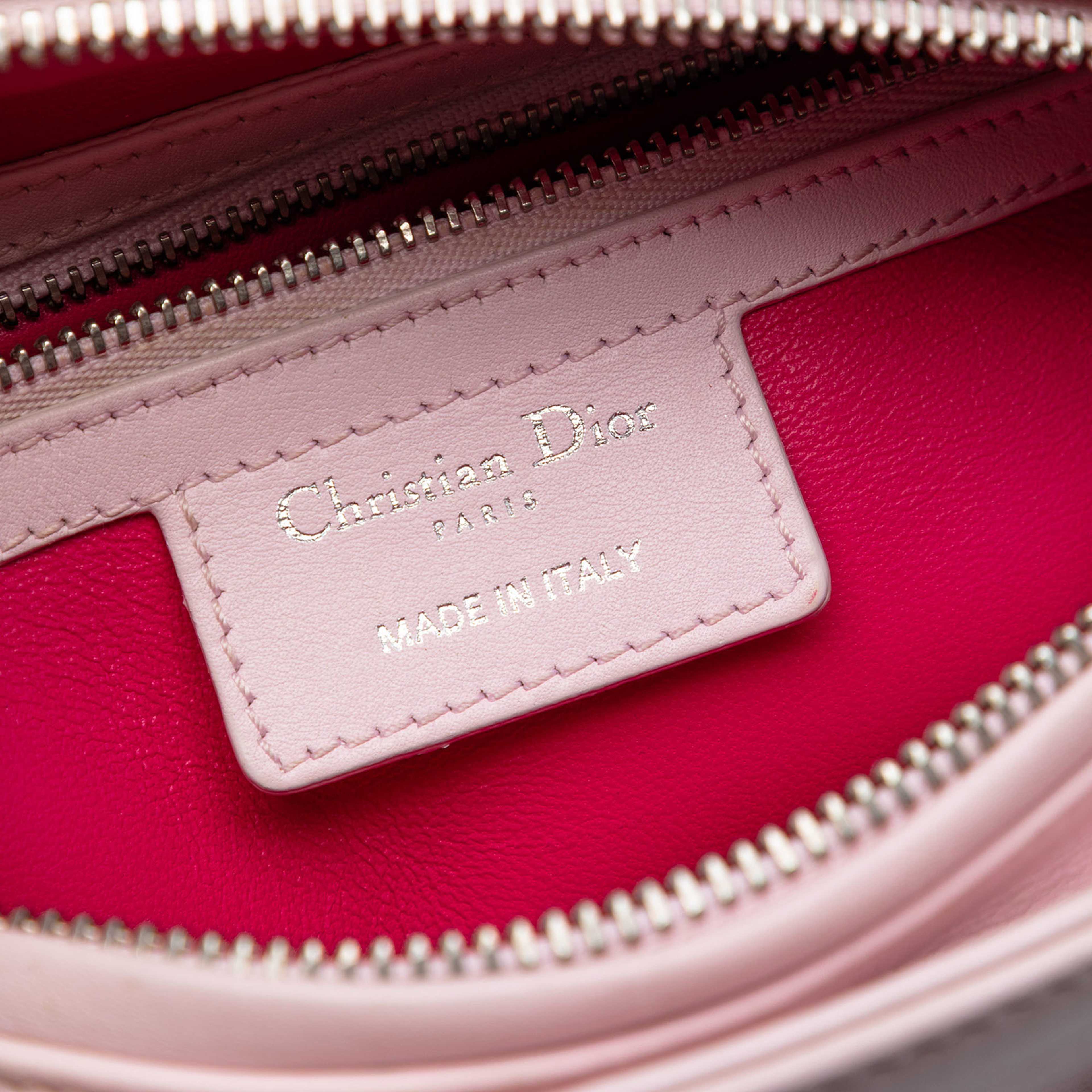 Dior Medium Calfskin Patent Embroidered Valentines Day Heart Lady Dior, från Luxclusif, i färgen rosa. Klicka för att öppna bilden i stort format