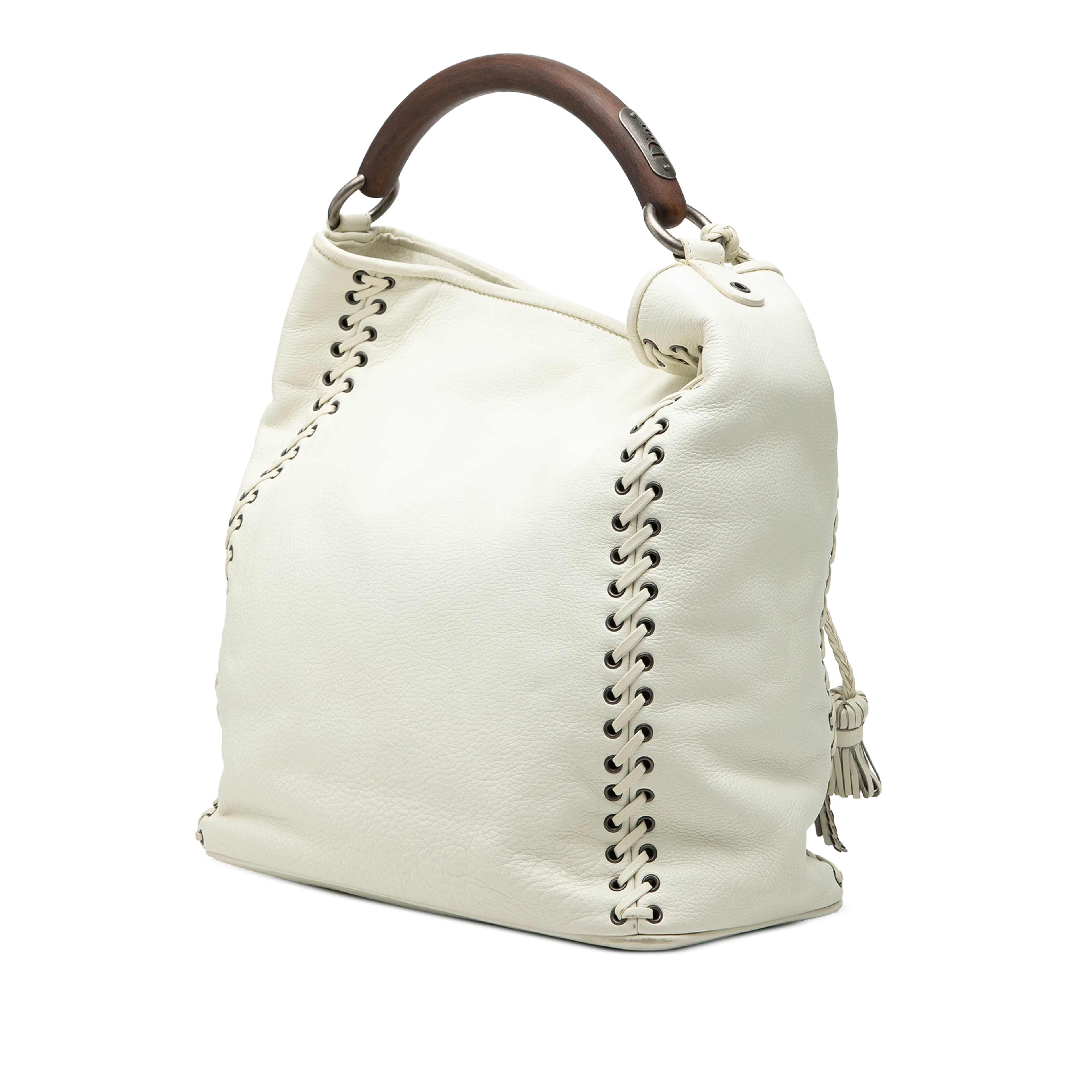 Dior Leather Ethnic Hobo, från Luxclusif, i färgen vit. Klicka för att öppna bilden i stort format