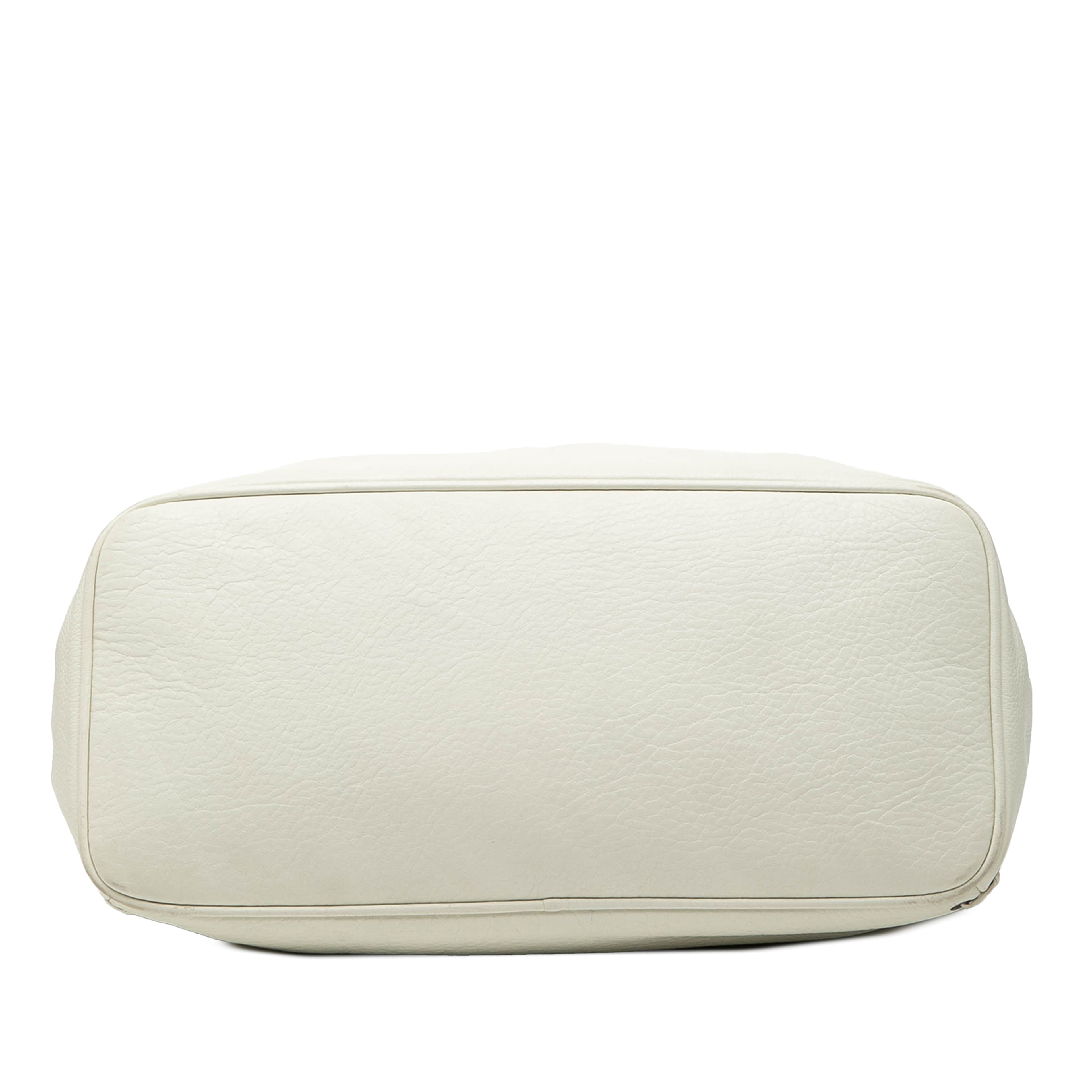 Dior Leather Ethnic Hobo, från Luxclusif, i färgen vit. Klicka för att öppna bilden i stort format