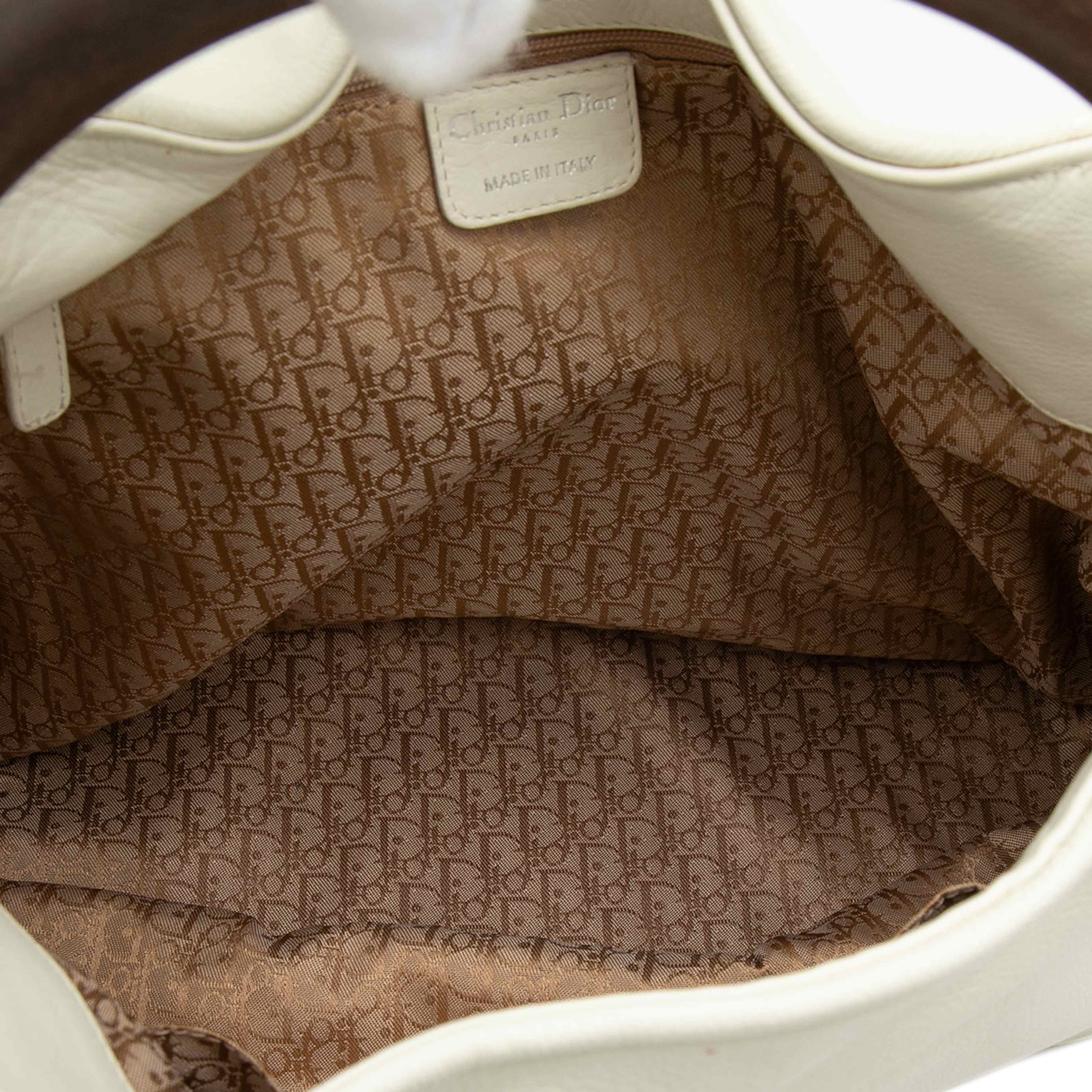 Dior Leather Ethnic Hobo, från Luxclusif, i färgen white. Klicka för att öppna bilden i stort format