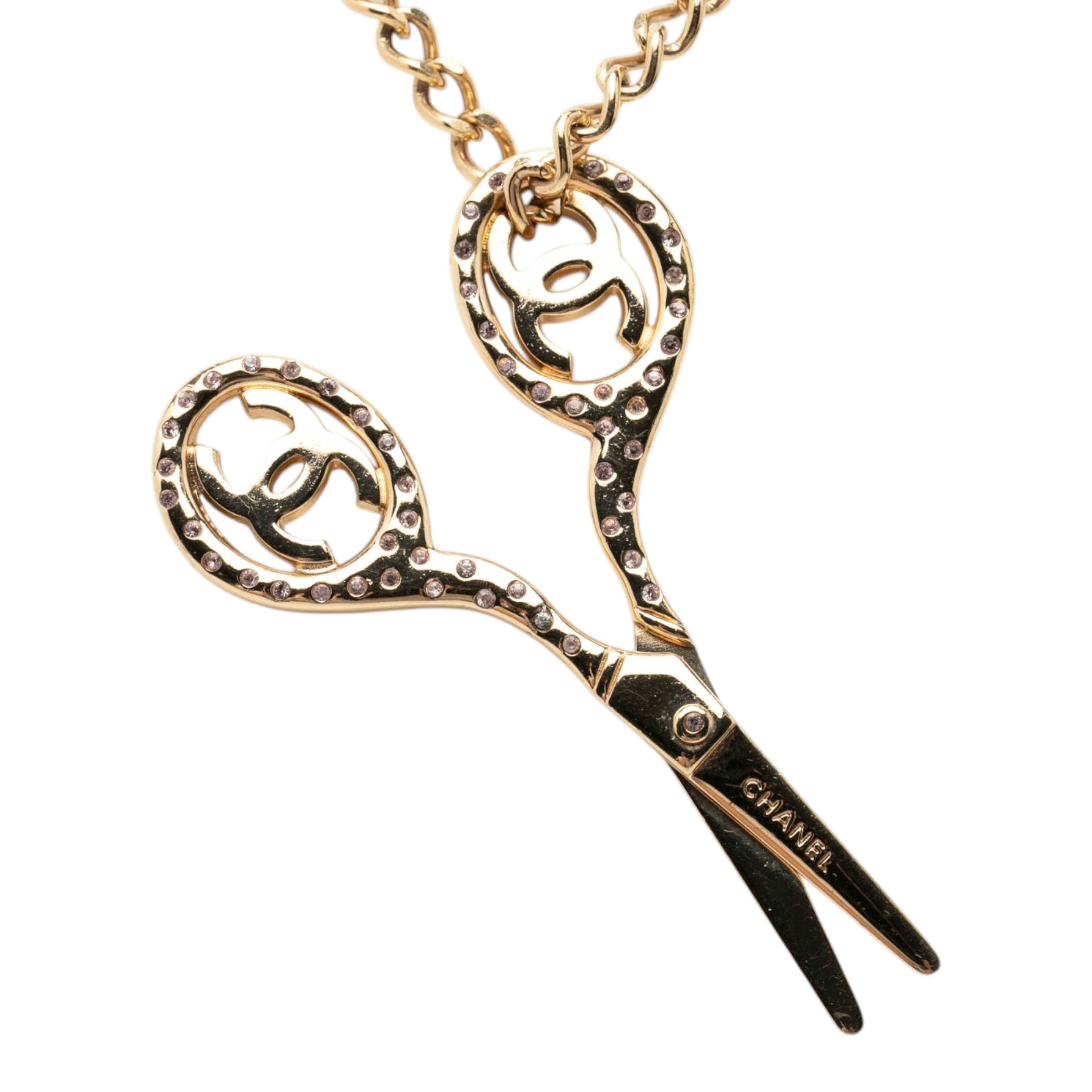 Chanel Cc Gold Plated Strass Scissor Pendant Necklace, från Luxclusif, i färgen gold. Klicka för att öppna bilden i stort format