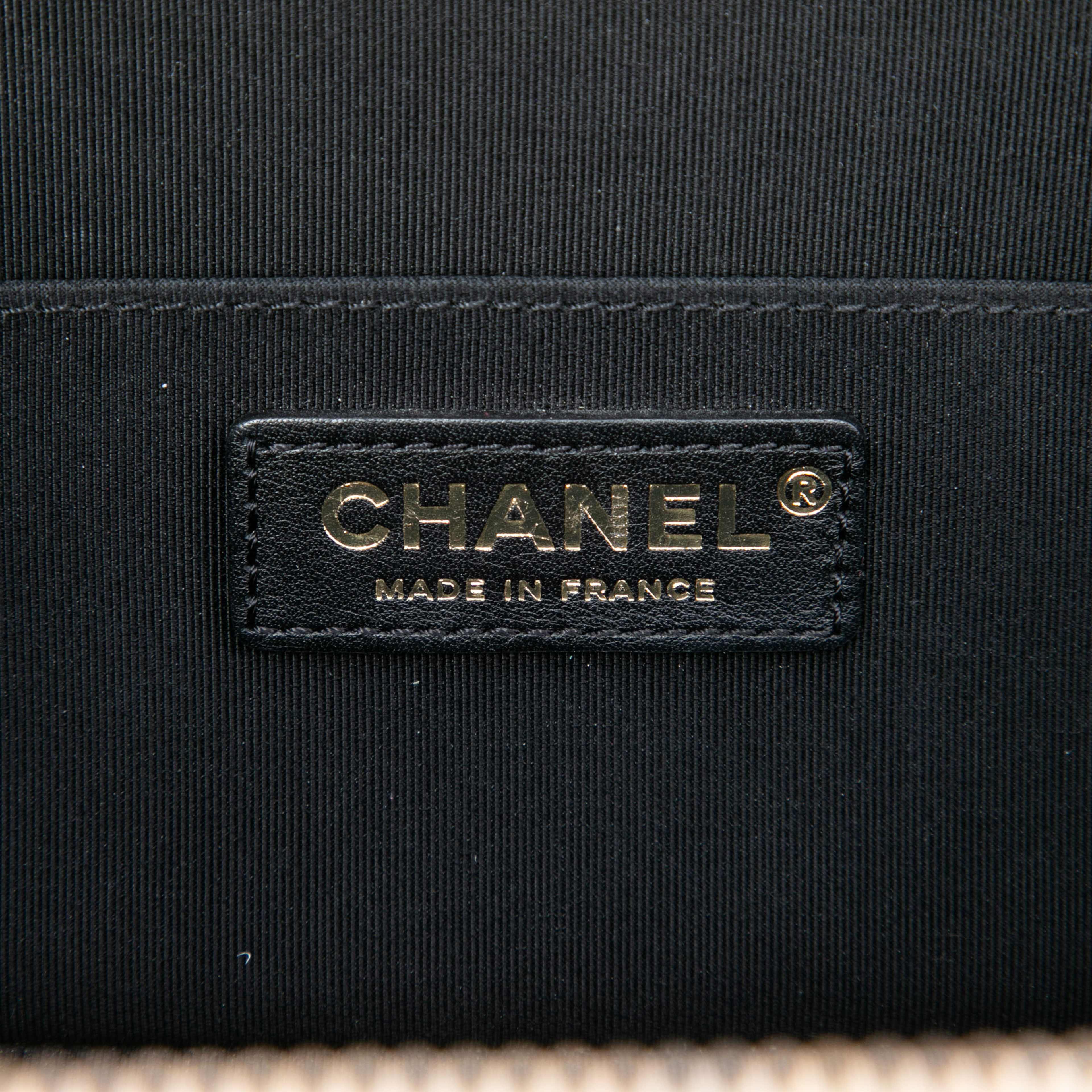 Chanel Small Cc Quilted Crumpled Calfskin Vanity Case, från Luxclusif, i färgen vit. Klicka för att öppna bilden i stort format